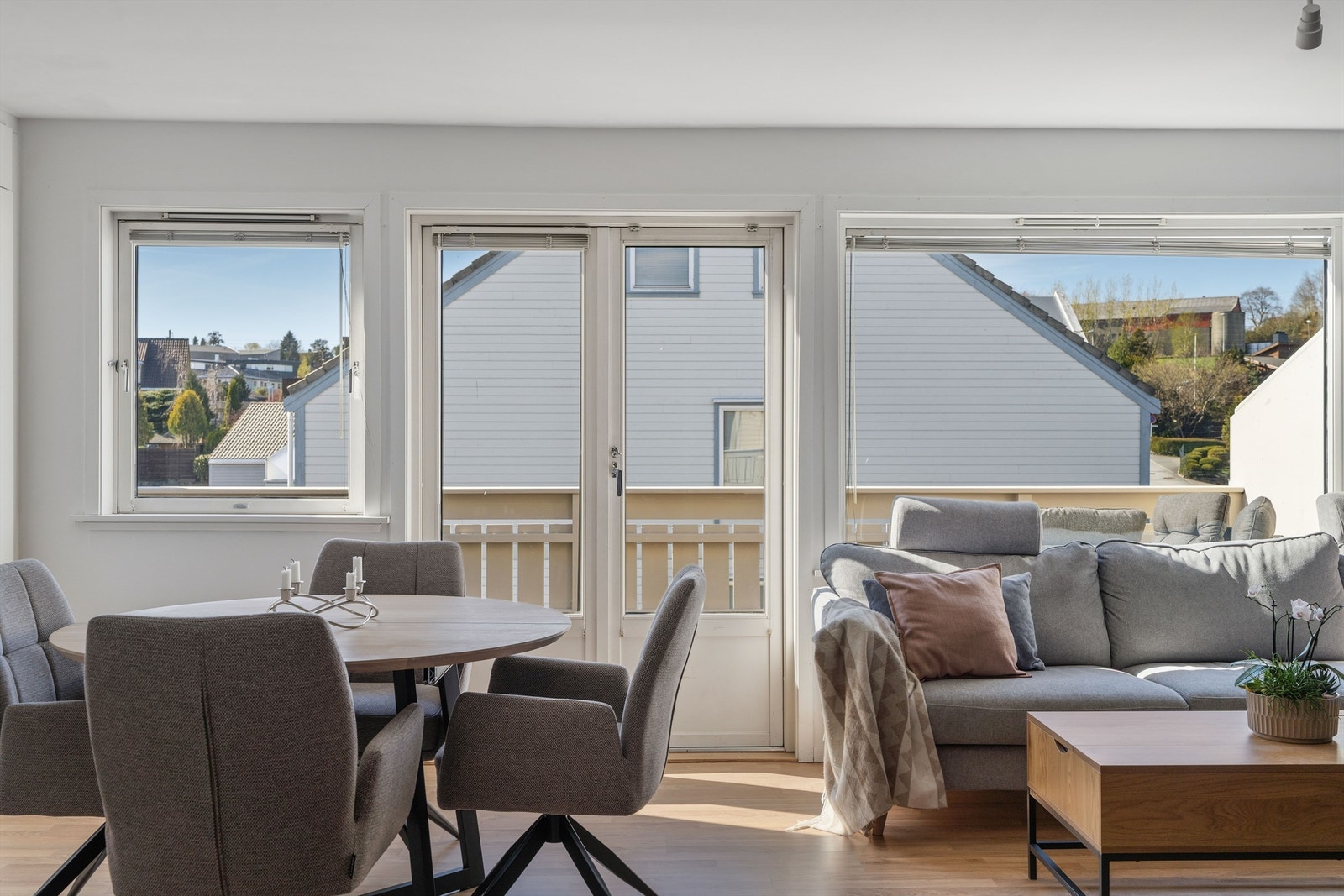 Stue har direkte utgang til en romslig veranda med gode solforhold. Galleribilde