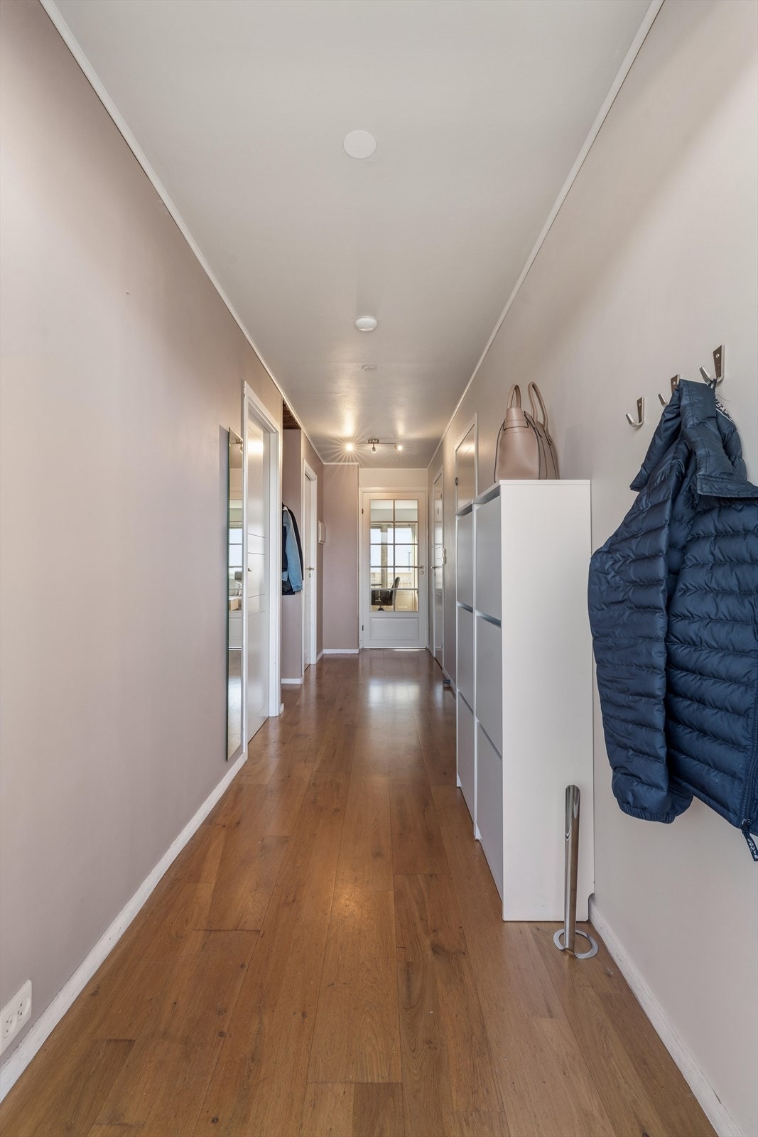 Gang. Herfra er de dører inn til begge soverom, badet og boden. Det er også garderbobeplass. Galleribilde