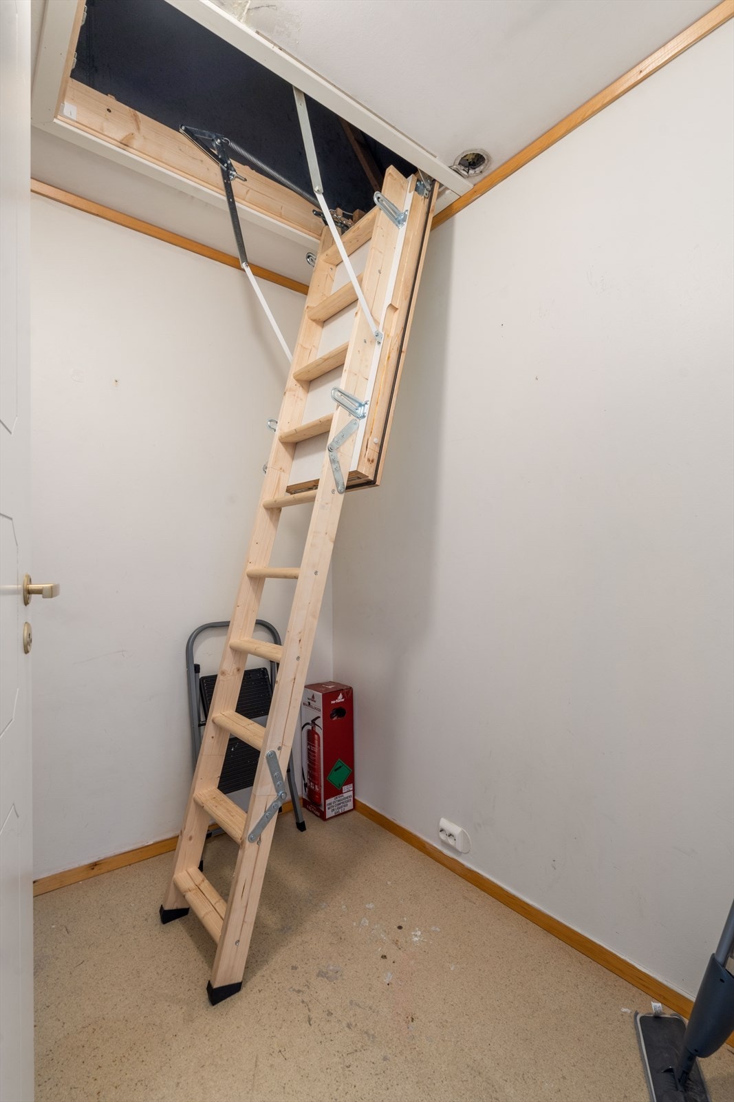 Den innvendige boden har også trappeluke til lagringsloft. Meget sjelden, men attraktiv løsning til en leilighet. Galleribilde