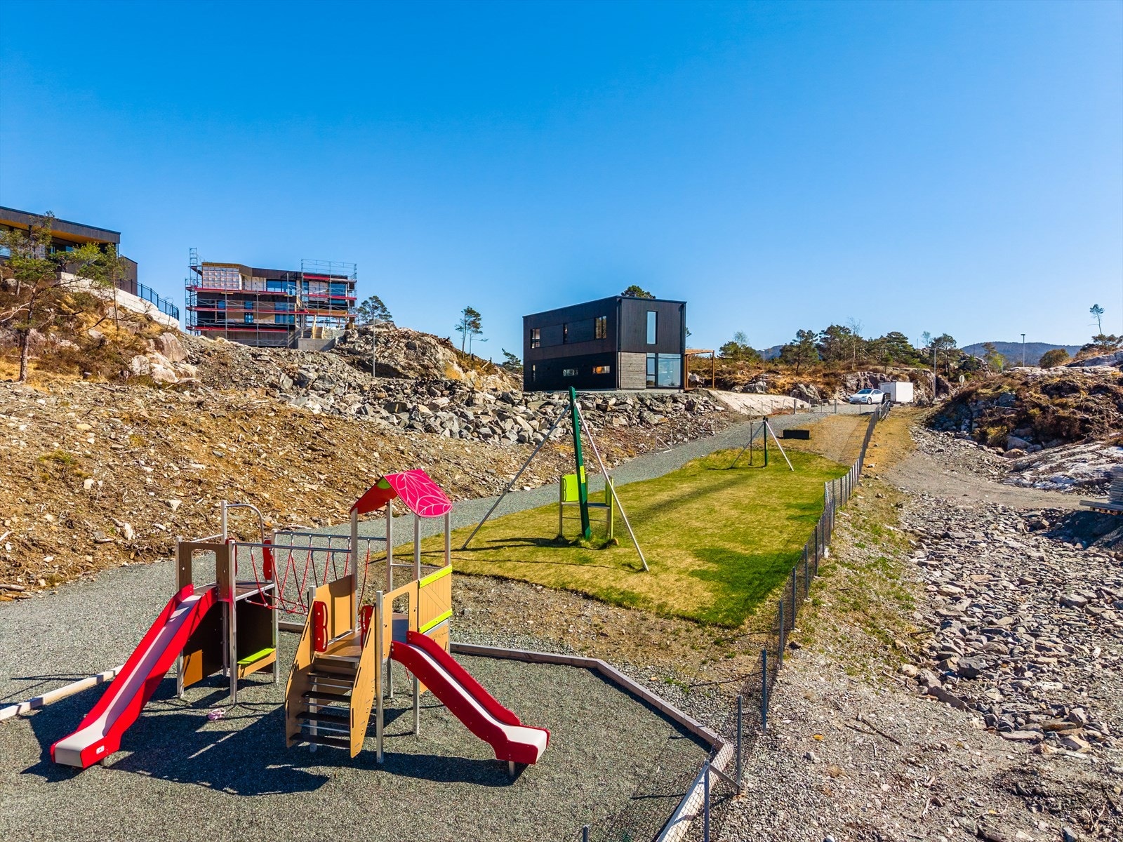 I nærheten av boligen er det fine lekeplasser for de små. Her er det laget leketårn og zipline! Galleribilde