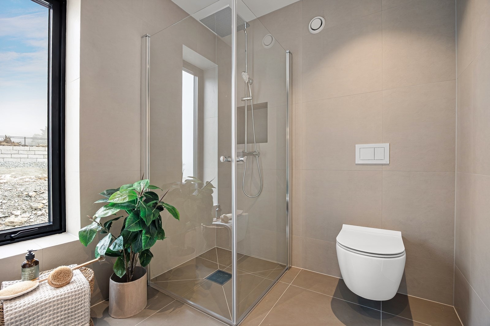 Badet har også vegghengt wc og regndusj samt varmekabler i gulv for en behagelig atmosfære. Galleribilde