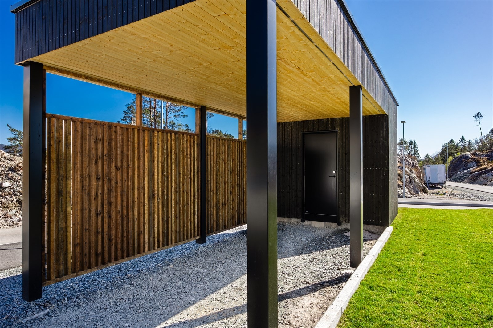 Boligen har egen carport med plass til en bil, samt en tilhørende sportsbod på 5 kvm. Det er forøvrig god plass til parkering på egen tomt. Galleribilde