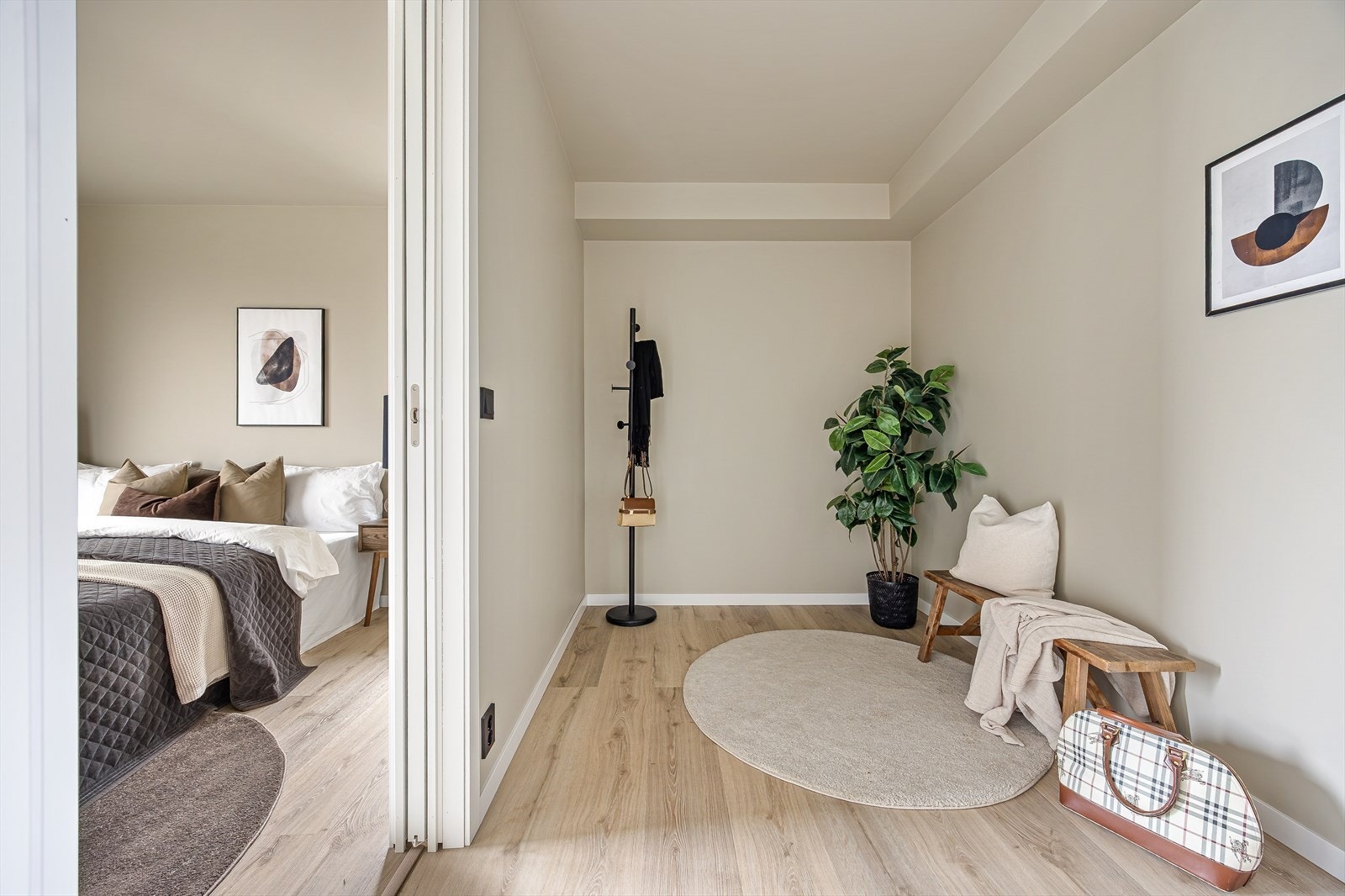 Tilhørende hovedsoverommet har eget rom perfekt til et stort walk-in-closet. Galleribilde