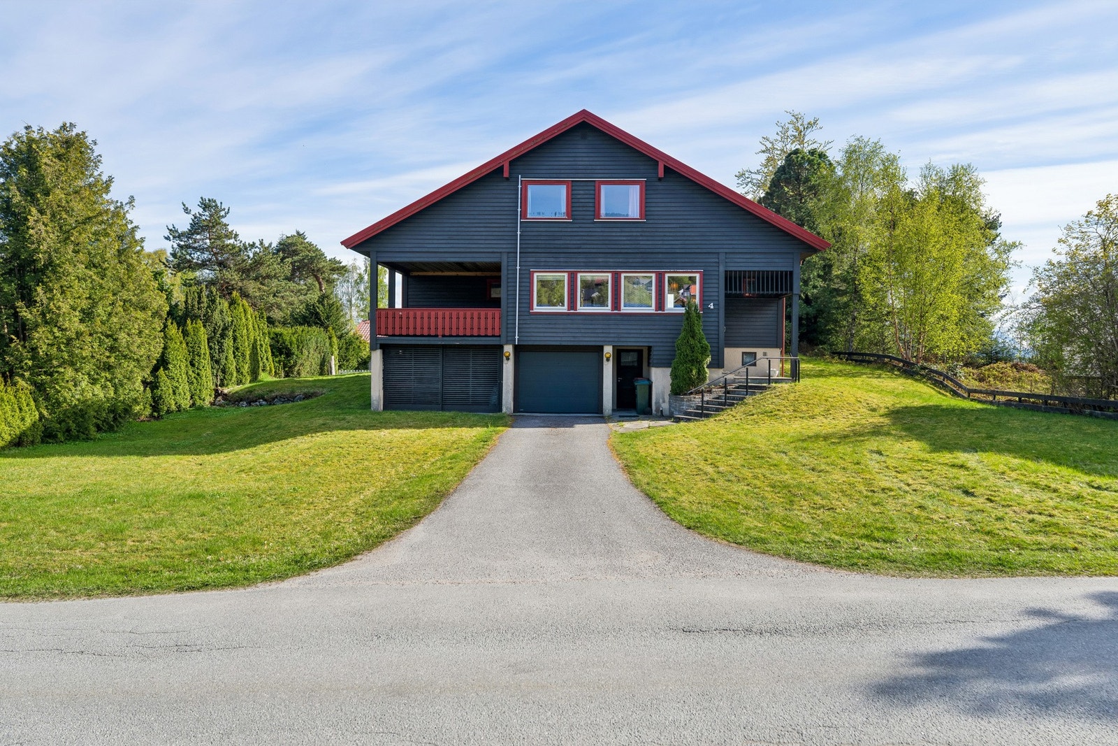 Romslig enebolig over tre etasjer Galleribilde