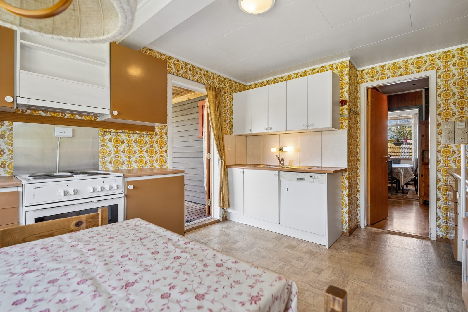 Separat kjøkken med god plass. Galleribilde
