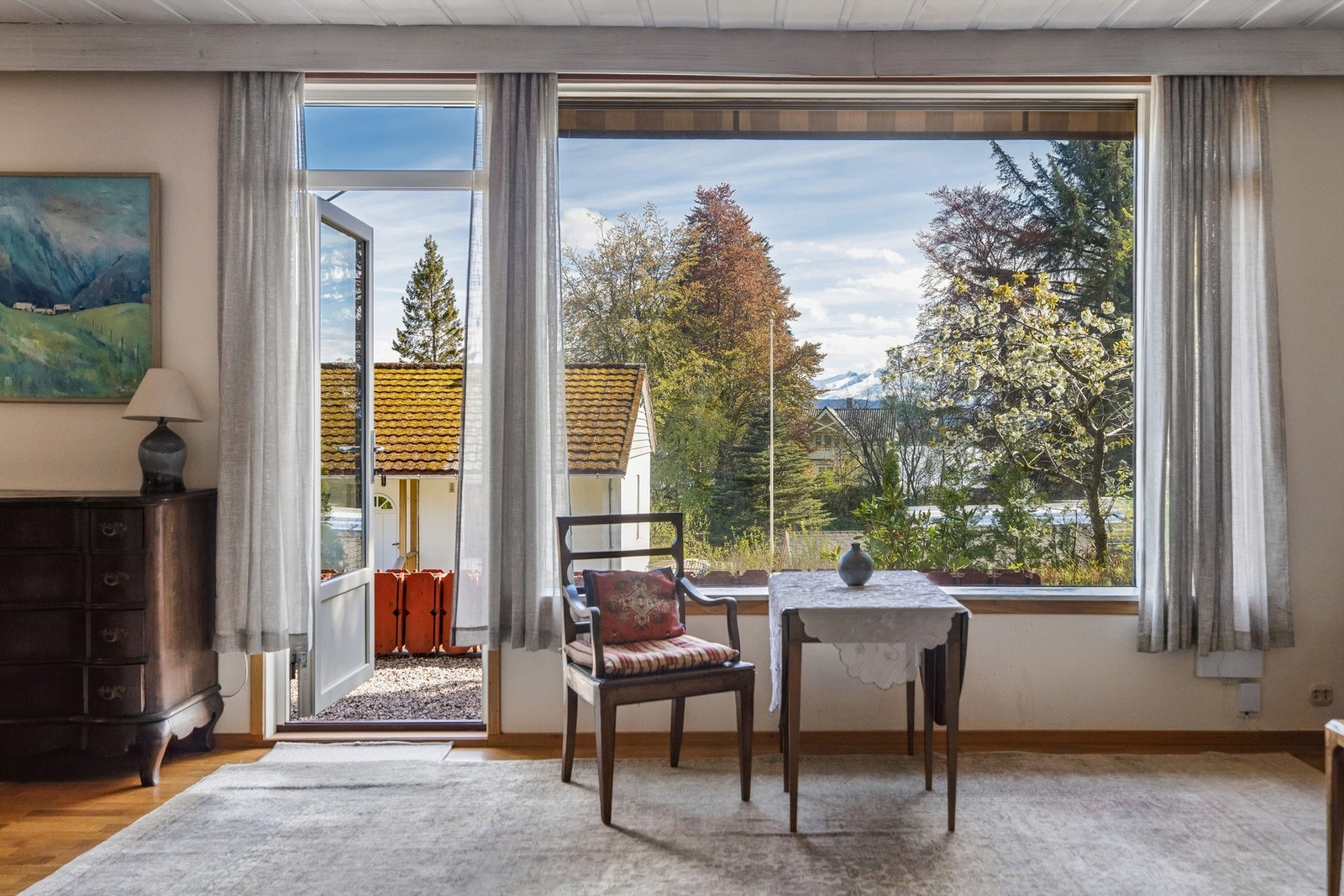 Fra stuen er det adkomst ut til altan. Galleribilde
