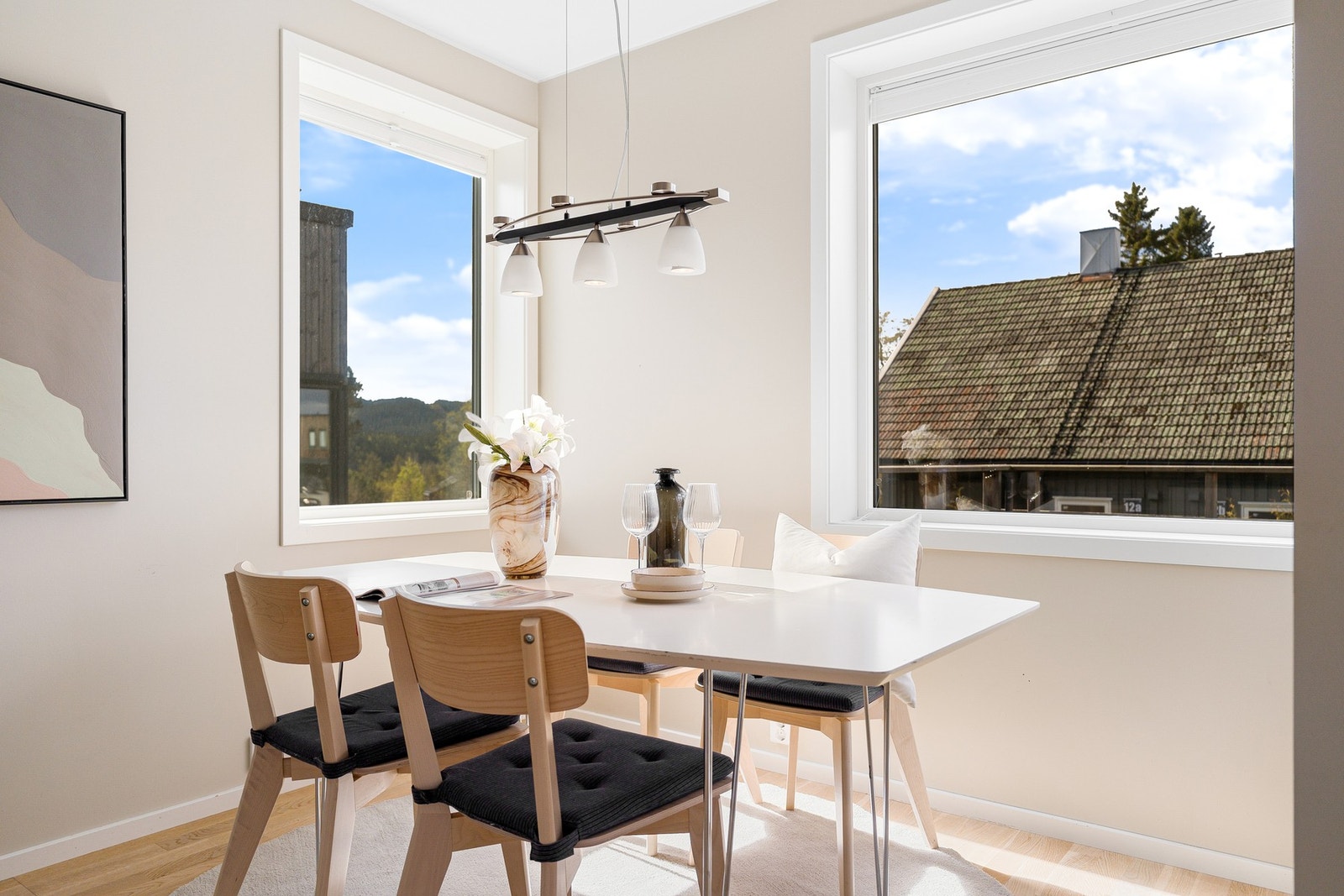 God planløsning, med plass til både en stor spisestue, og et koselig spise- og frokostbord på kjøkken. Galleribilde