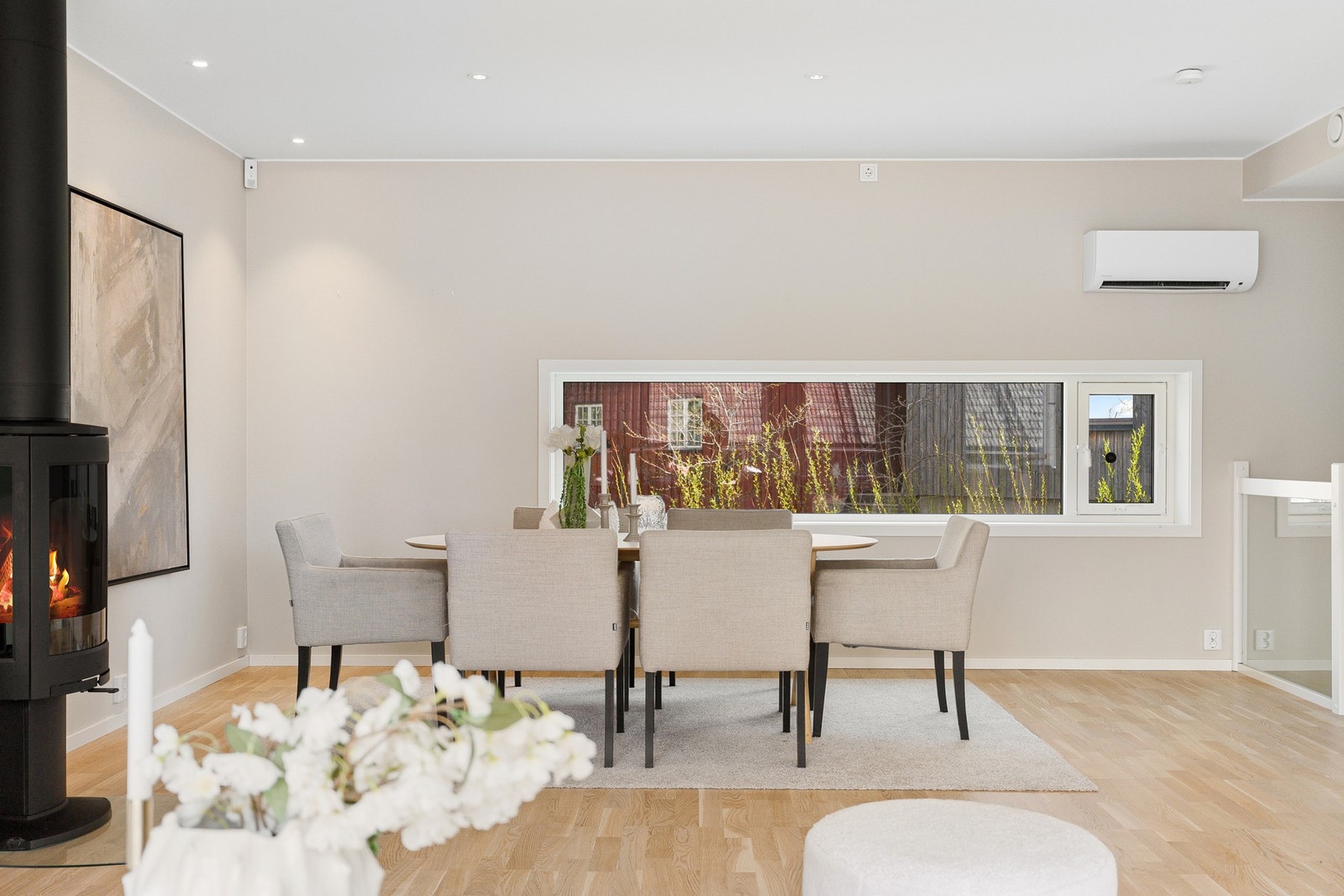 Boligen fremstår svært tiltalende med parkettgulv, delikate fargevalg og downlights i himling. Galleribilde