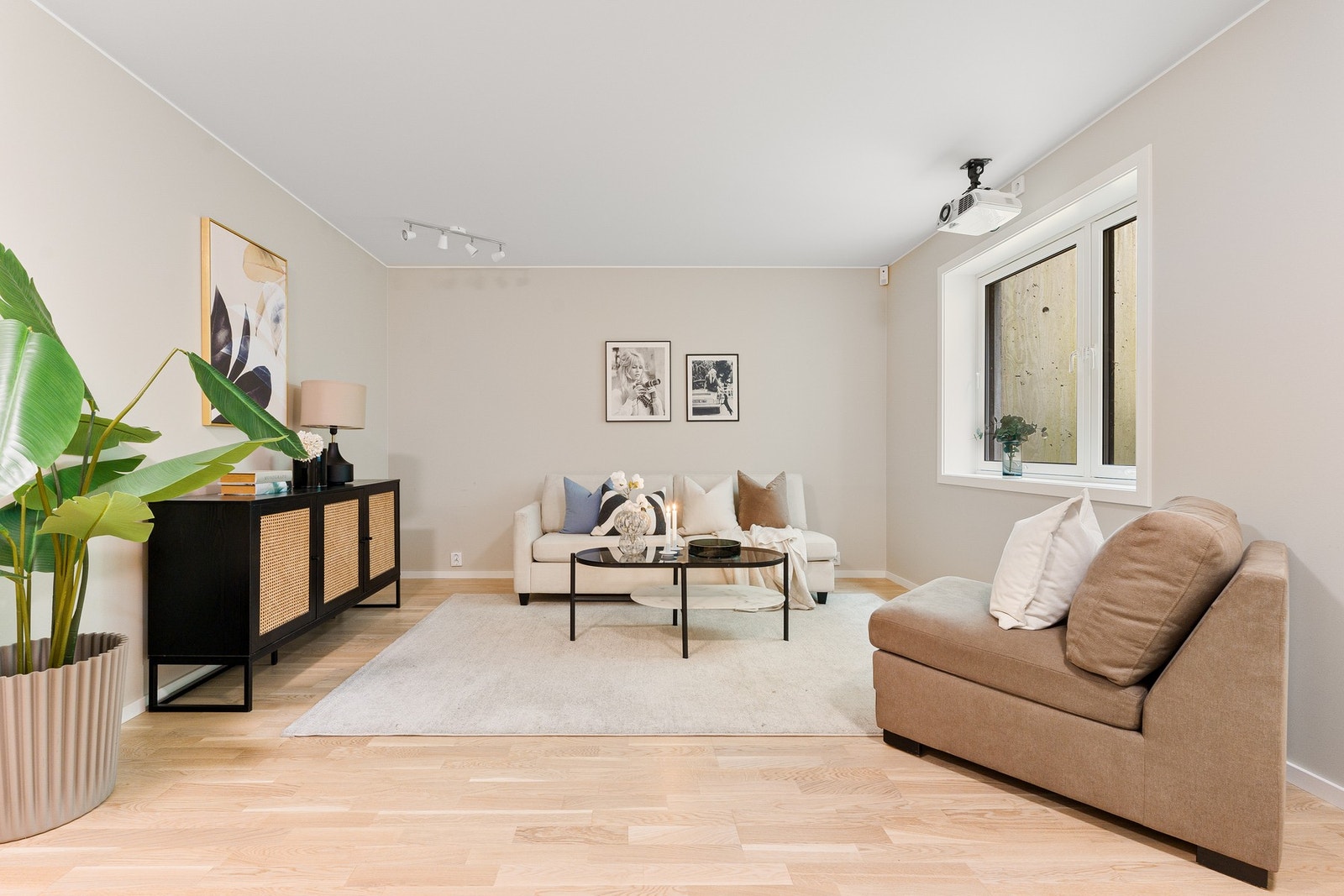 Lys og trivelig kjellerstue på 26 m². Her er det varme i gulv. Det er også varmepumpe i trapp ned til kjeller, som tjener både kjeller og 1. etasje. Opprinnelig disponibelt rom er ikke søkt/byggemeldt som kjellerstue. Galleribilde