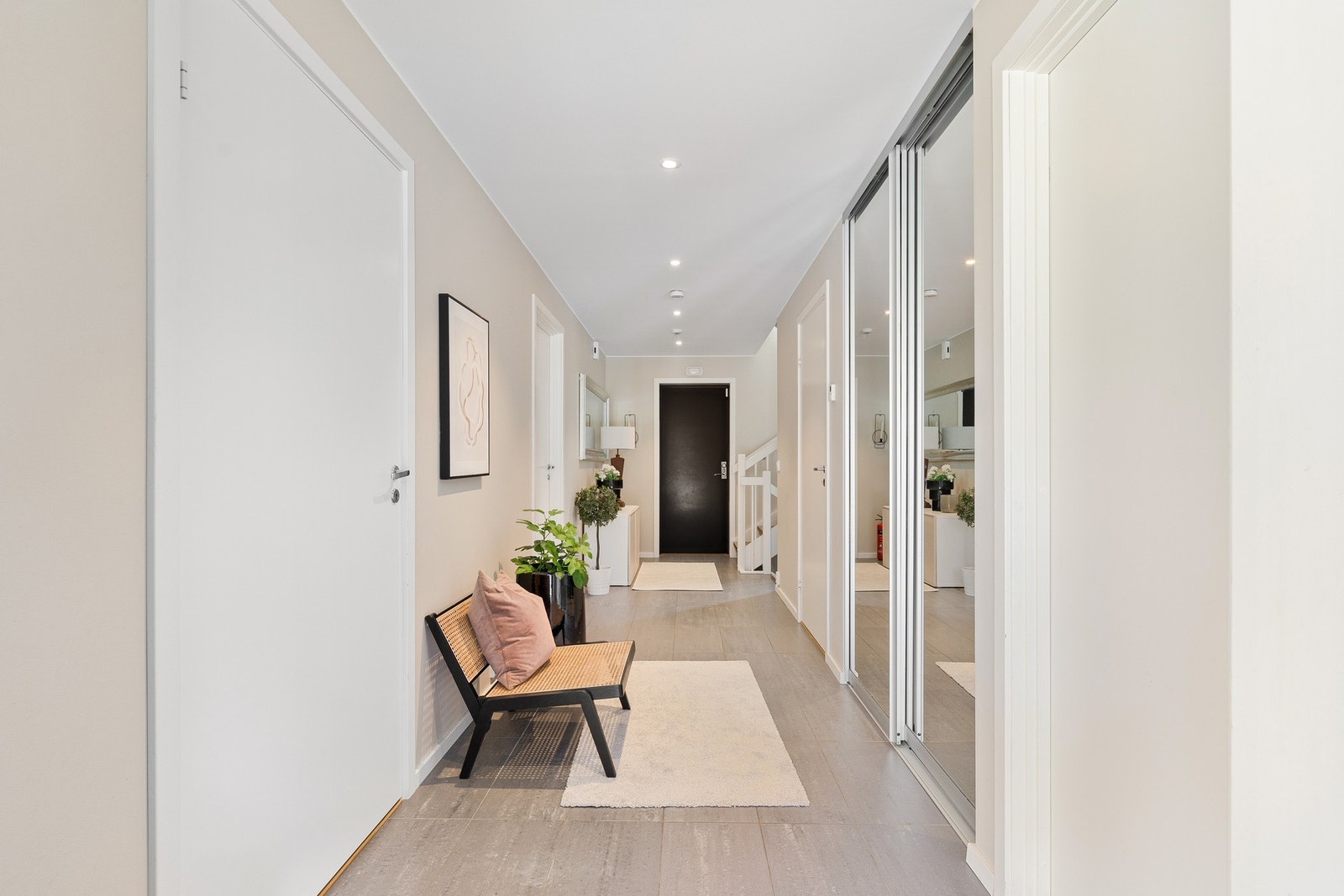 I gang/hall er det en romslig skyvedørsgaredrobe. Galleribilde