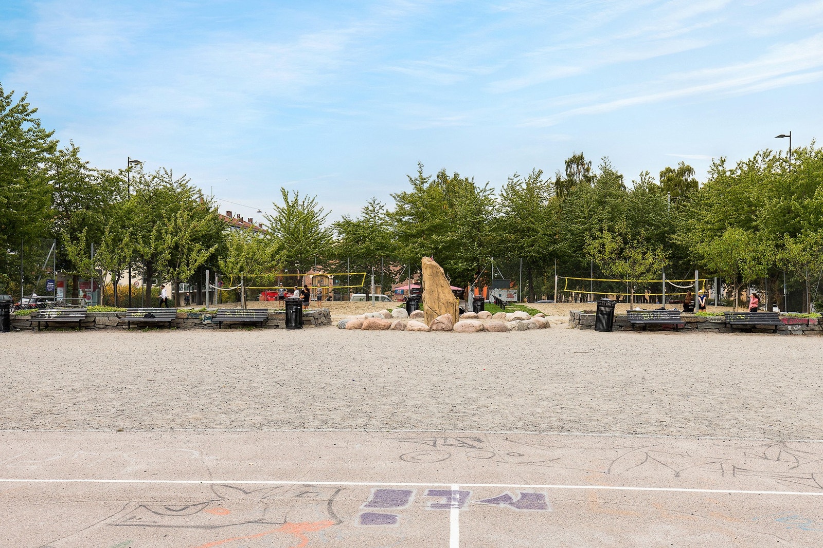 Rett nedenfor Torshovparken ligger Lilleborgbanen med fotballbane, lekeplass, skøytebane, bordtennisbord, tennisanlegg og minigolf. Galleribilde