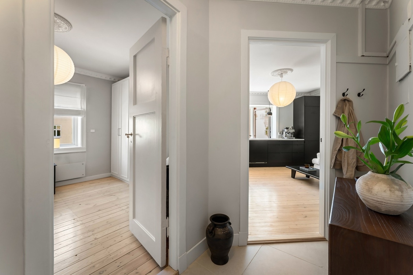 Solen kommer inn gjennom soveromsvinduet på morgenen og beveger seg videre mot vinduene i stuen utover dagen, noe som gir leiligheten svært gode lysforhold. Galleribilde
