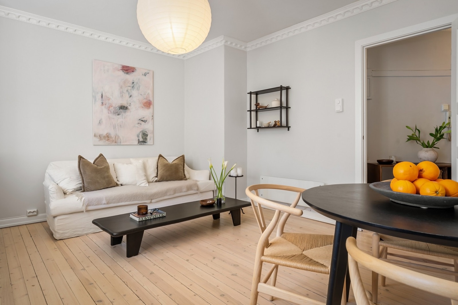 Boligen har en lys stue med store vindusflater som slipper inn rikelig med naturlig lys, og god plass til både sofa- og spisegruppe. Galleribilde