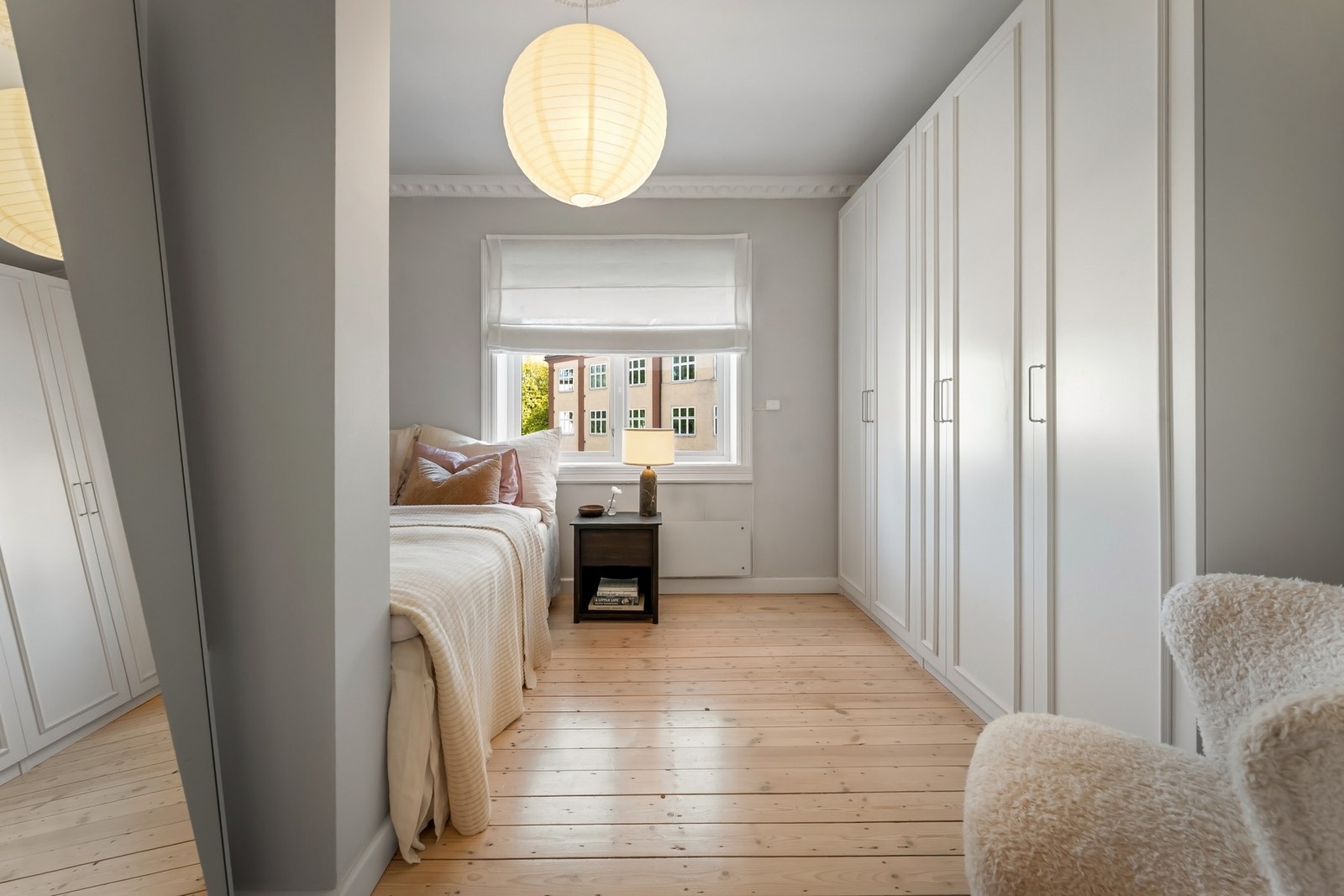 Soverommet er lyst og innbydende, med plass til både dobbeltseng og garderobeløsning. Galleribilde