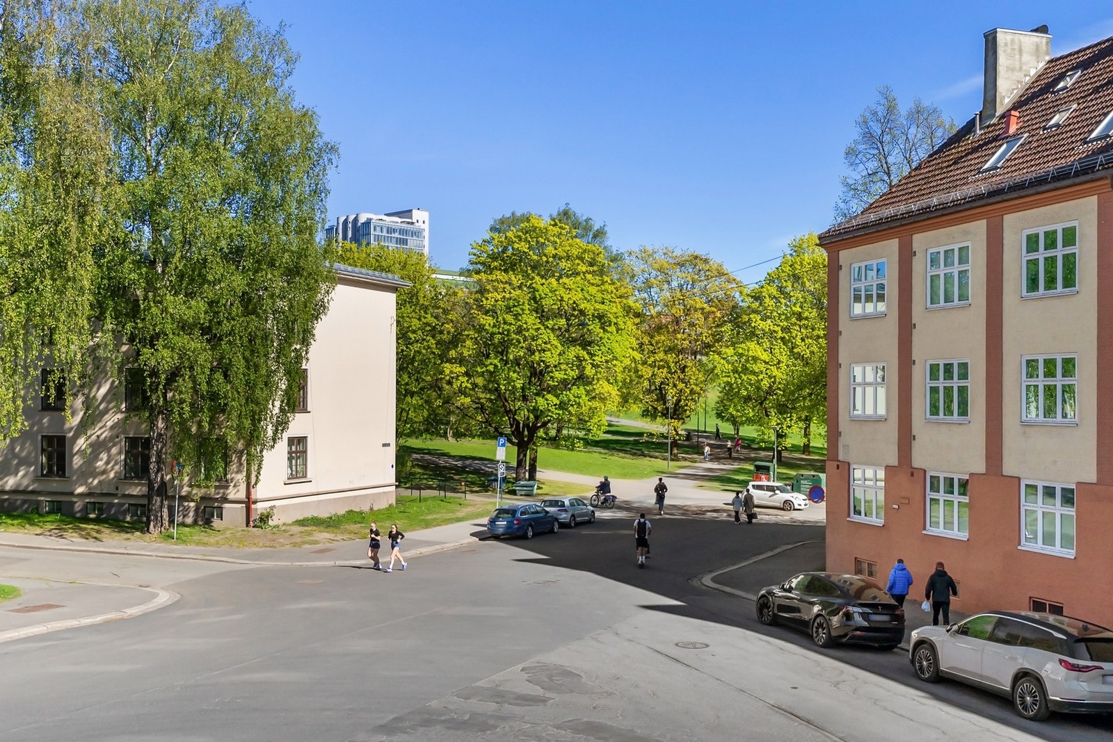Fra rommet er det flott utsikt mot de grønne omgivelsene i Torshovdalen. Galleribilde