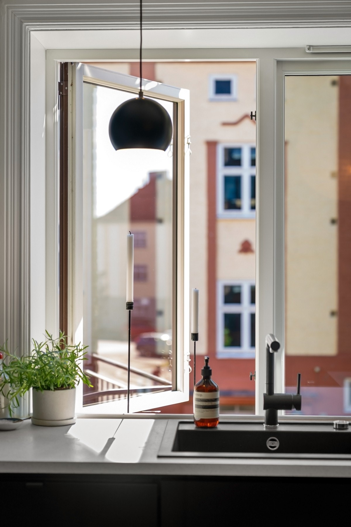 Vinduene i leiligheten ble byttet i regi av sameiet i 2017. Galleribilde