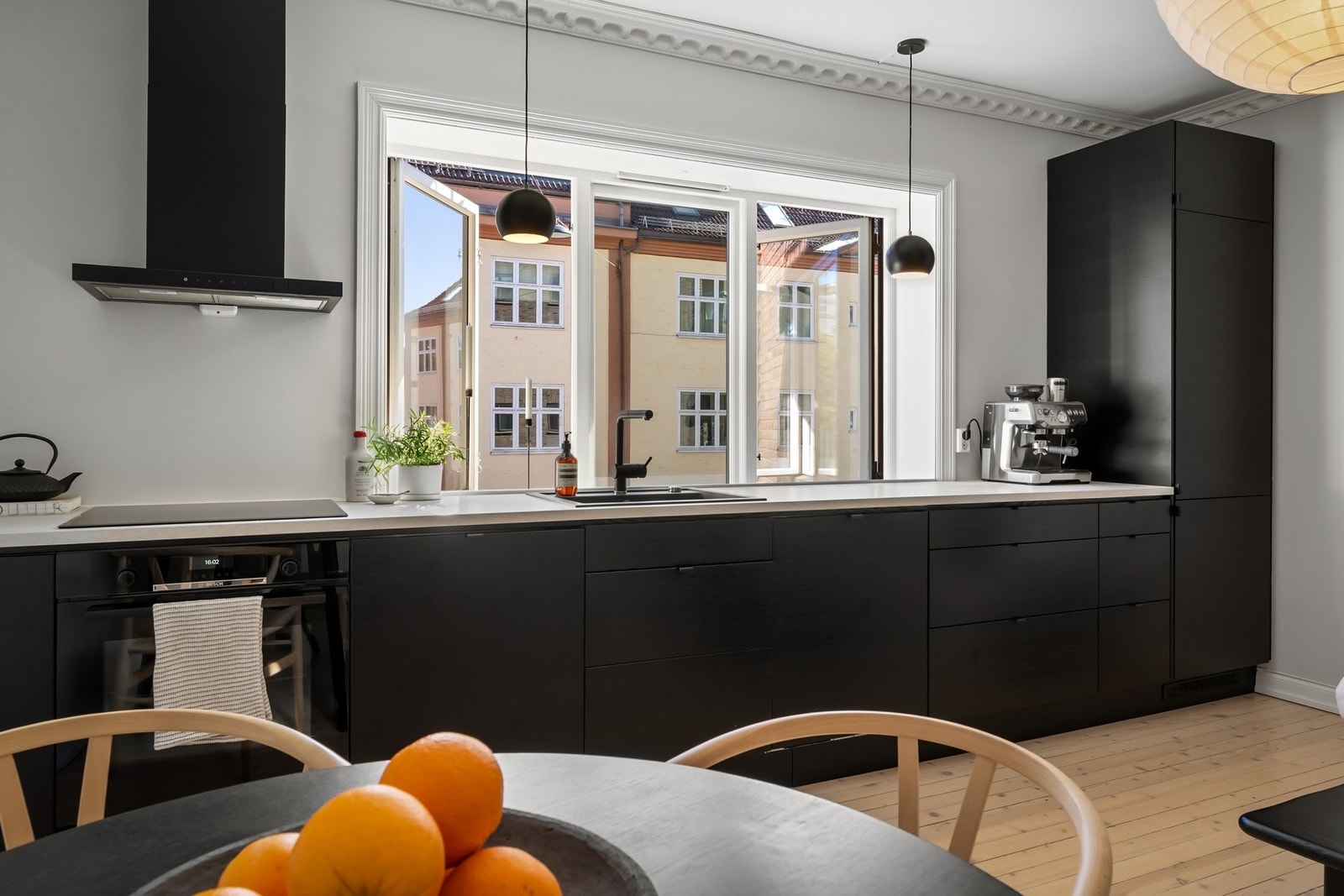Kjøkkenet er utstyrt med kjøkkenventilator med kullfilter, Waterguard og komfyrvakt. I 2021 flyttet dagens eier vaskemaskinen til kjøkkenet og integrerte den i innredningen for å frigjøre plass på badet. Galleribilde