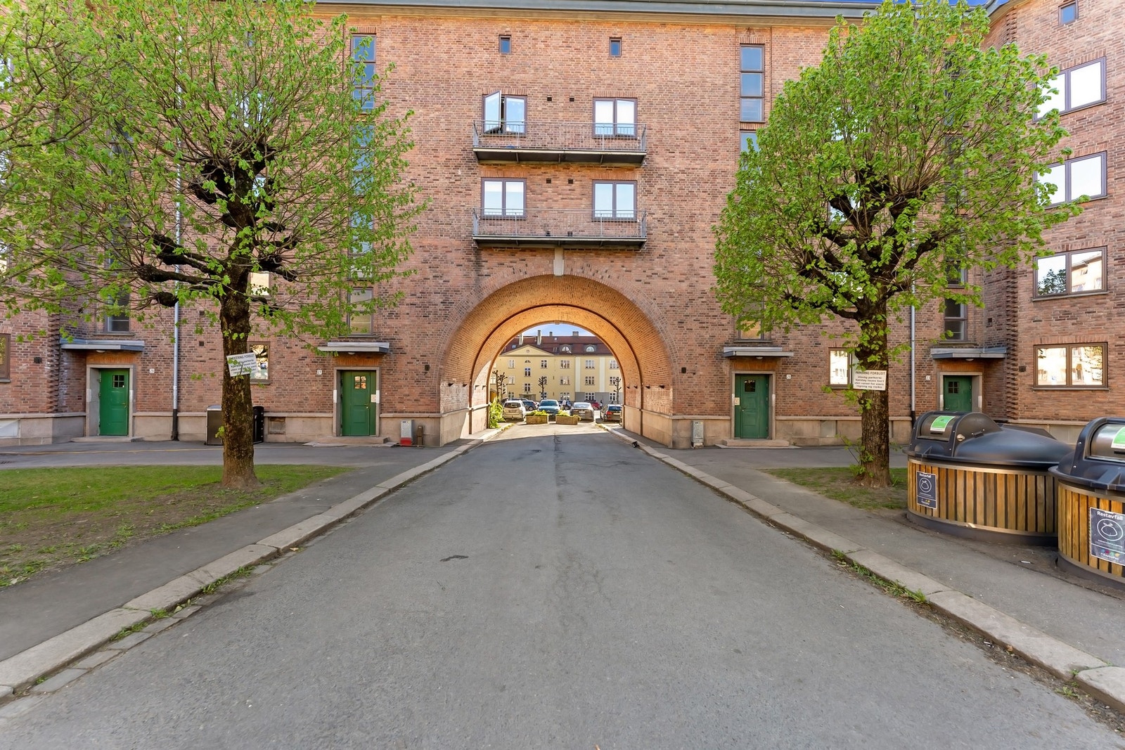 Leiligheten ligger i Portalgården med Torshovdalen som nærmeste nabo. Galleribilde