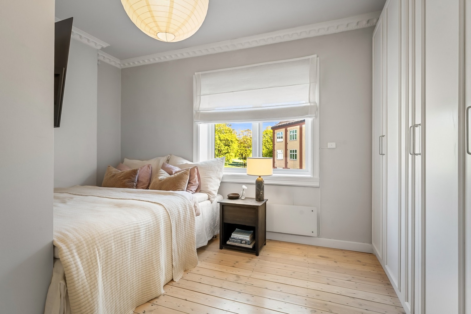 Det ble satt inn ny pax garderobe og pyntet med lister i 2021. Galleribilde