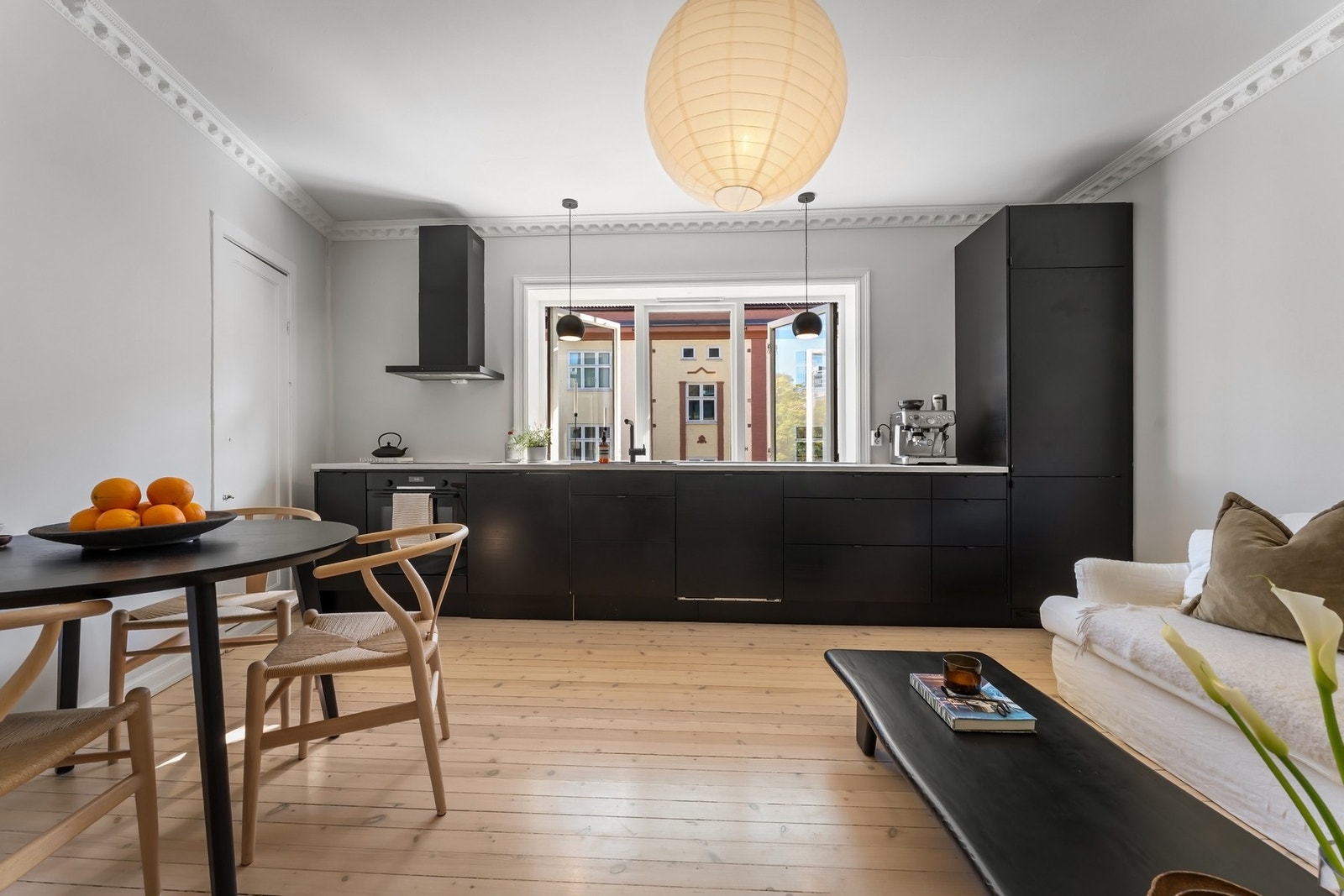 Integrerte hvitevarer består av oppvaskmaskin, komfyr/platetopp og kjøl/fryseskap. Galleribilde