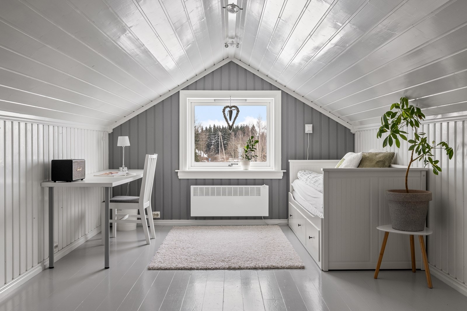Her er det plass til både seng og en egen arbeidsplass. Galleribilde