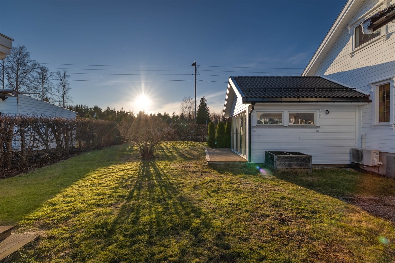 Stor hage med plen og gode muligheter for lek og aktivitet. Galleribilde