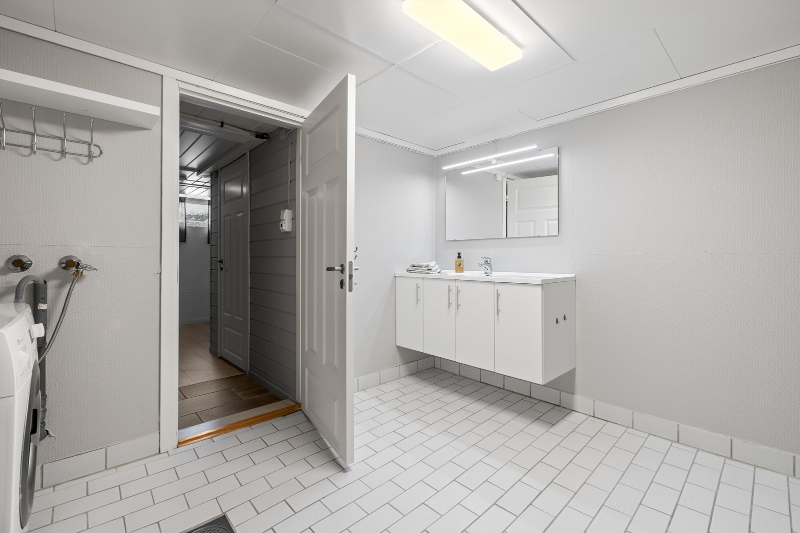 Innredning med servant og elektrisk styrt vifte for ventilasjon. Galleribilde