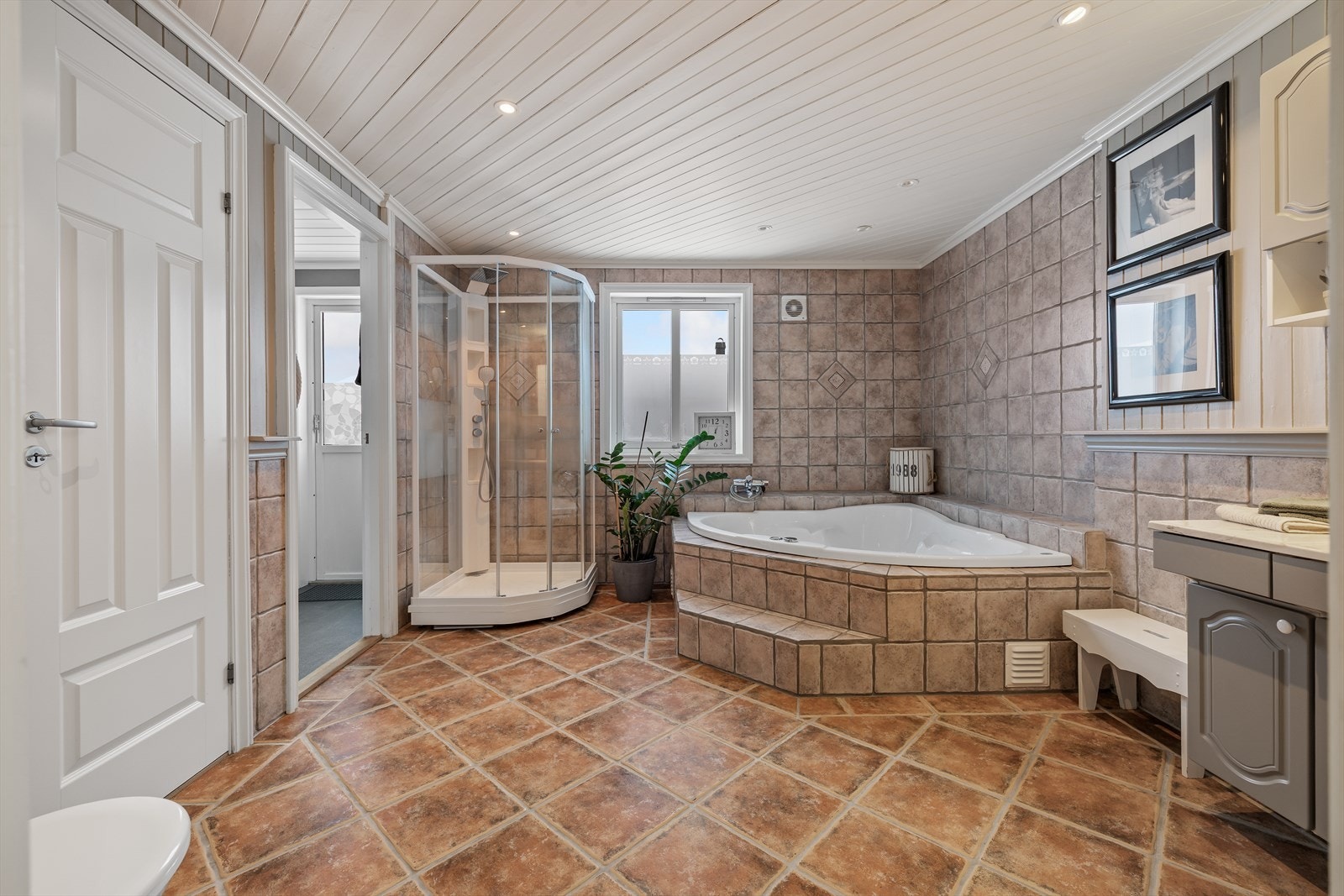 Badet i første etasje ble renovert i 1998 og har både dusjkabinett og badekar. Galleribilde