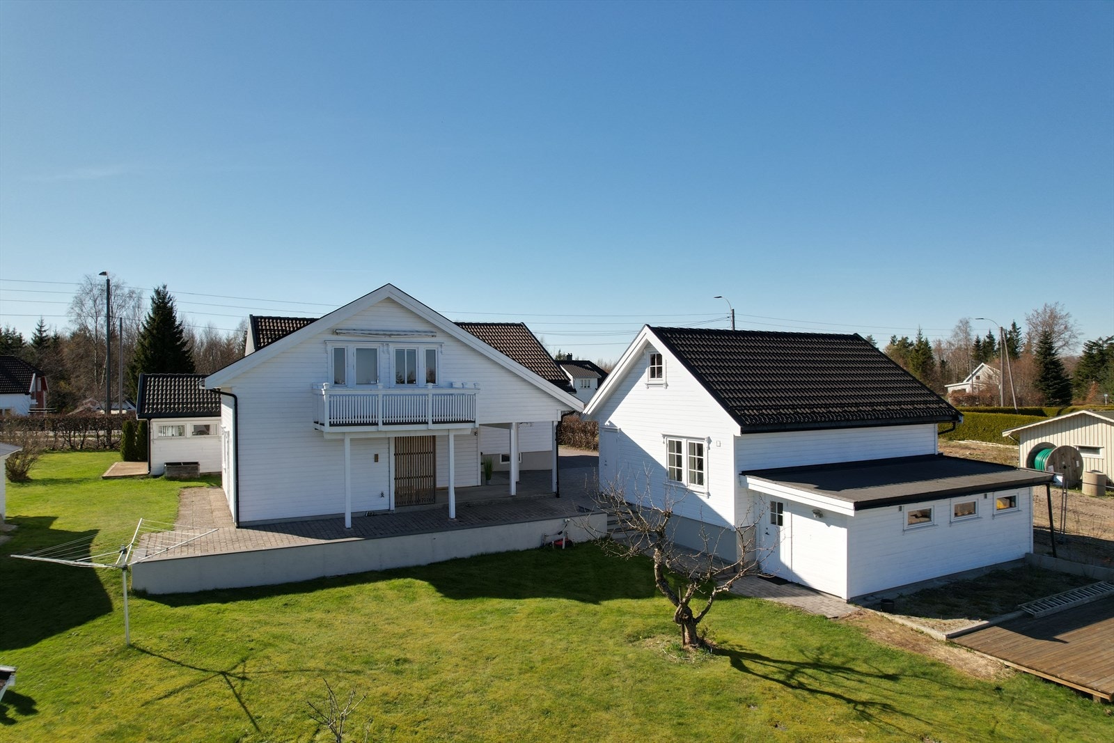 Stor enebolig med tilbygg fra 1997 og en frittstående, isolert dobbelgarasje fra 2015. Galleribilde