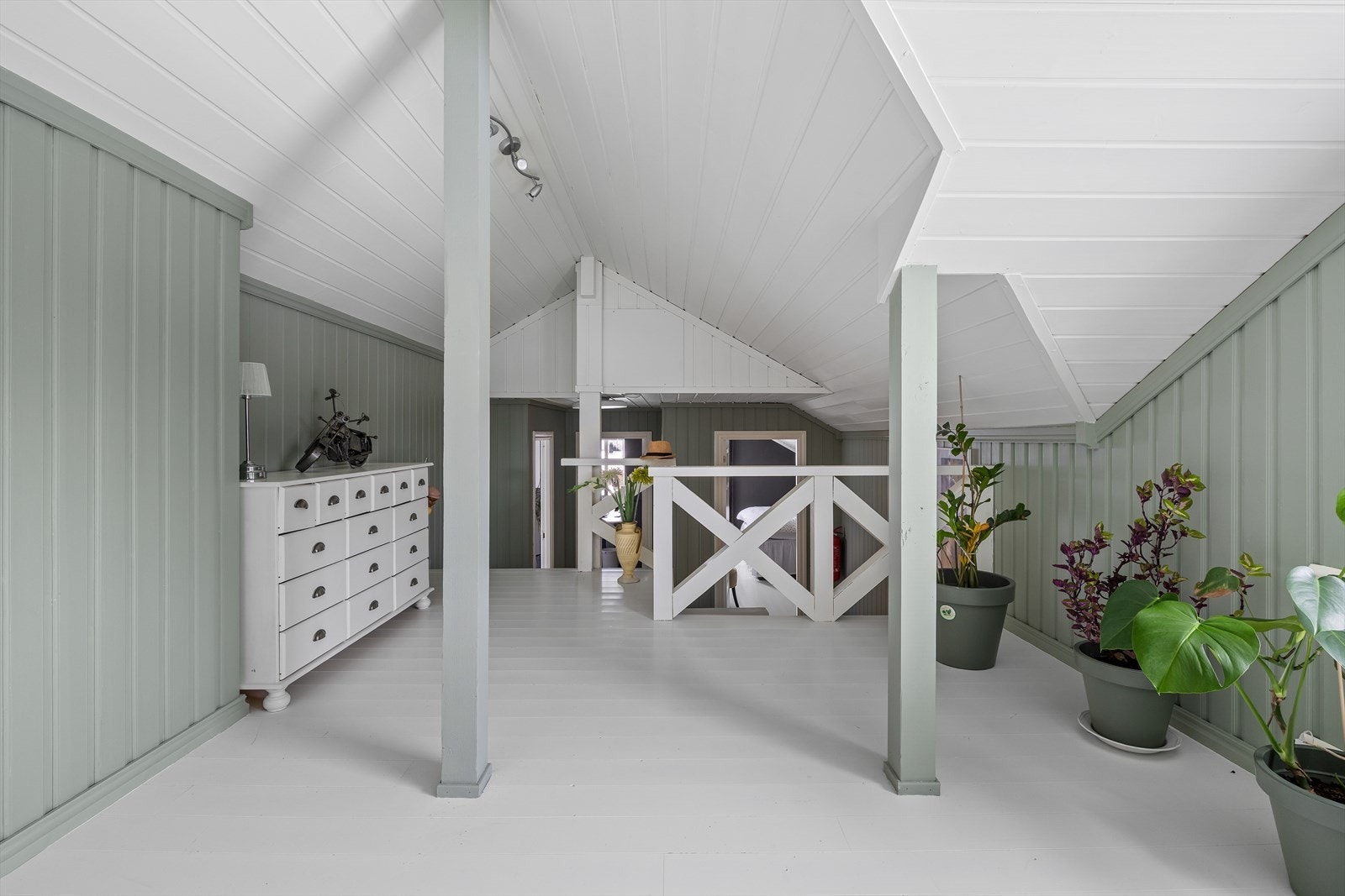 Loftstuen gir ekstra plass for lek eller en egen TV-krok for barna. Galleribilde