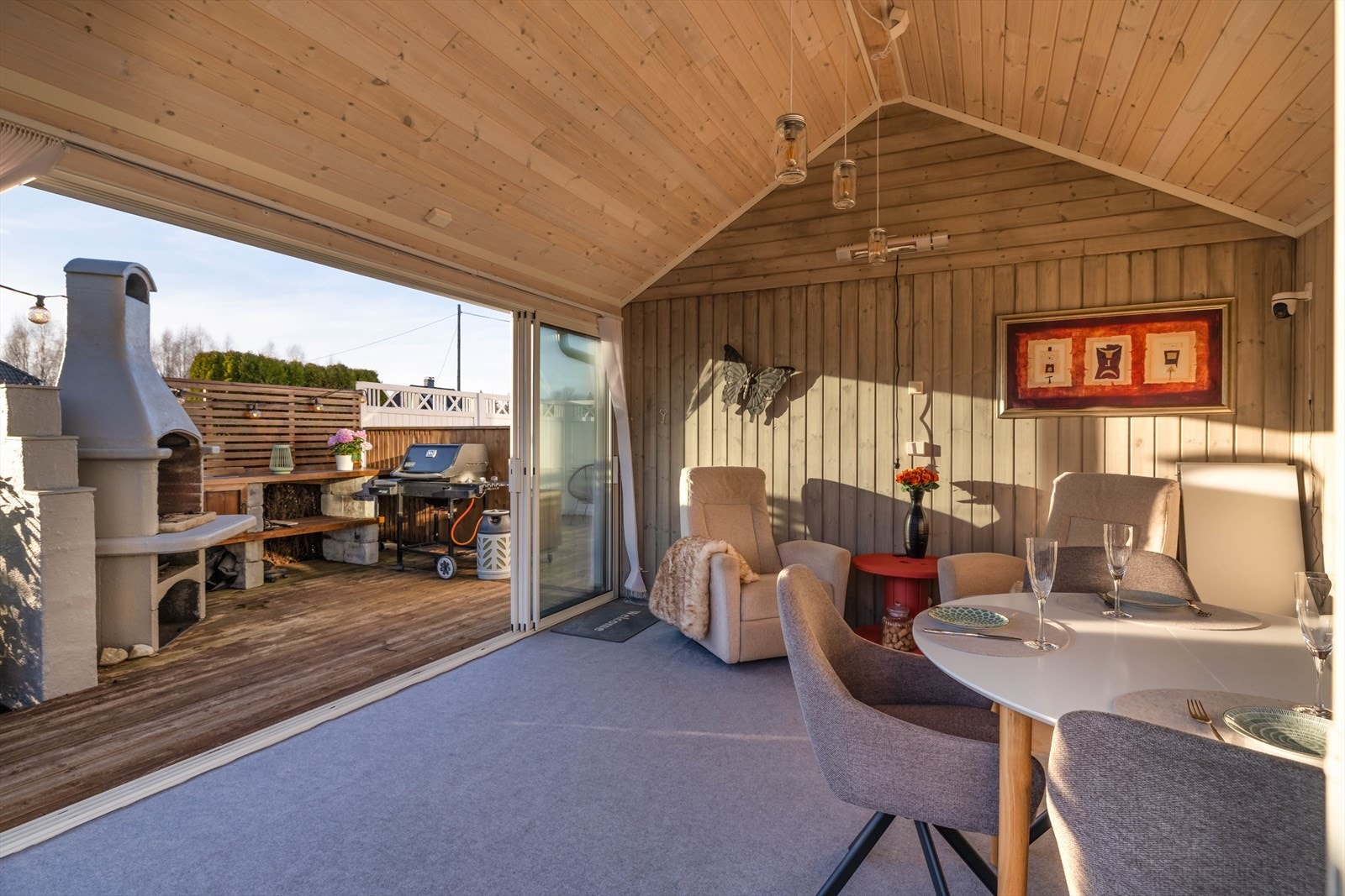 Store skyvedører åpner opp mot uteområdet og grillplassen. Galleribilde
