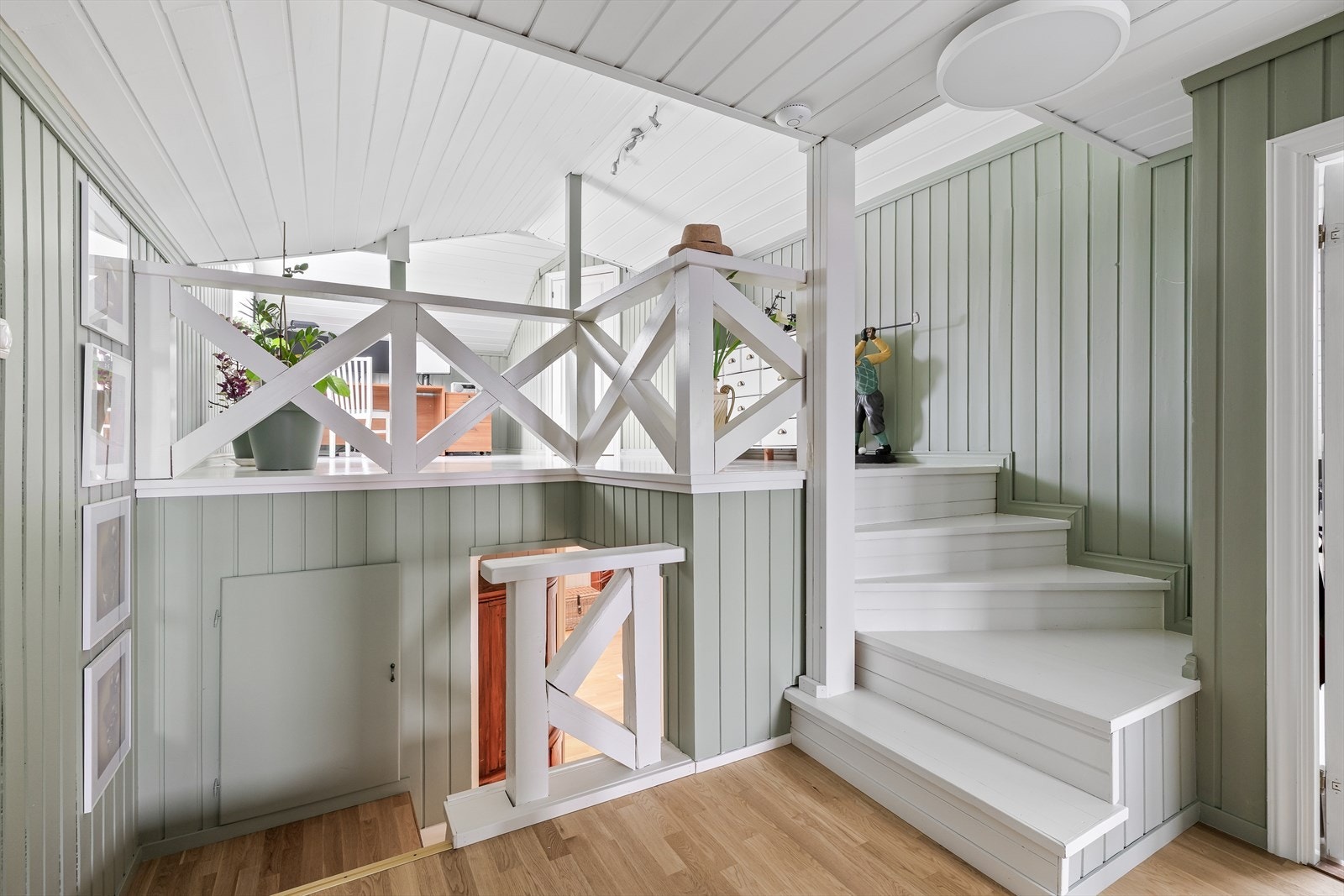 Den malte tretrappen leder opp til loftstuen i andre etasje. Galleribilde