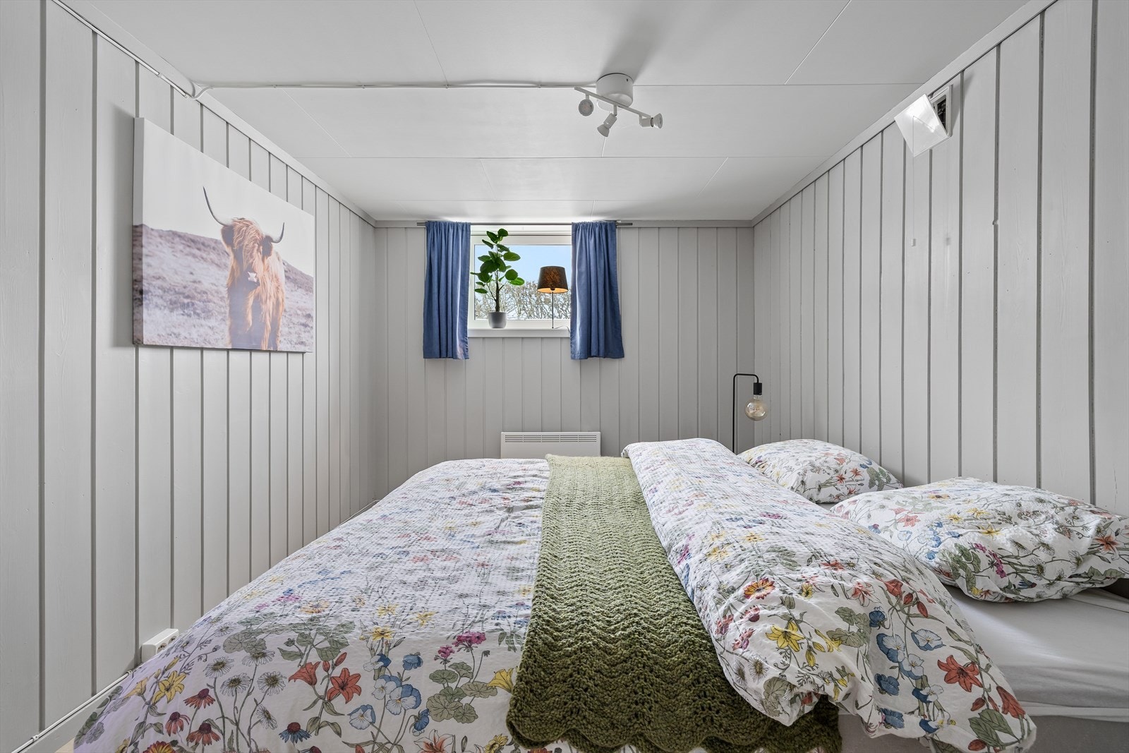 Innredet rom i kjelleren med panel på veggene. Galleribilde