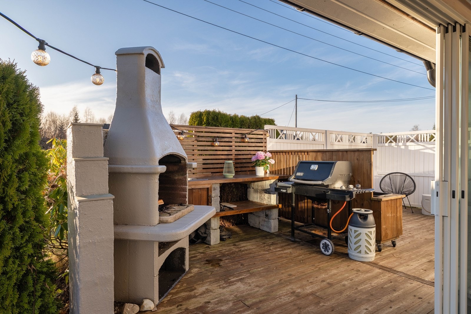 Terrassen har en egen utegrill og god plass for utemøbler. Galleribilde