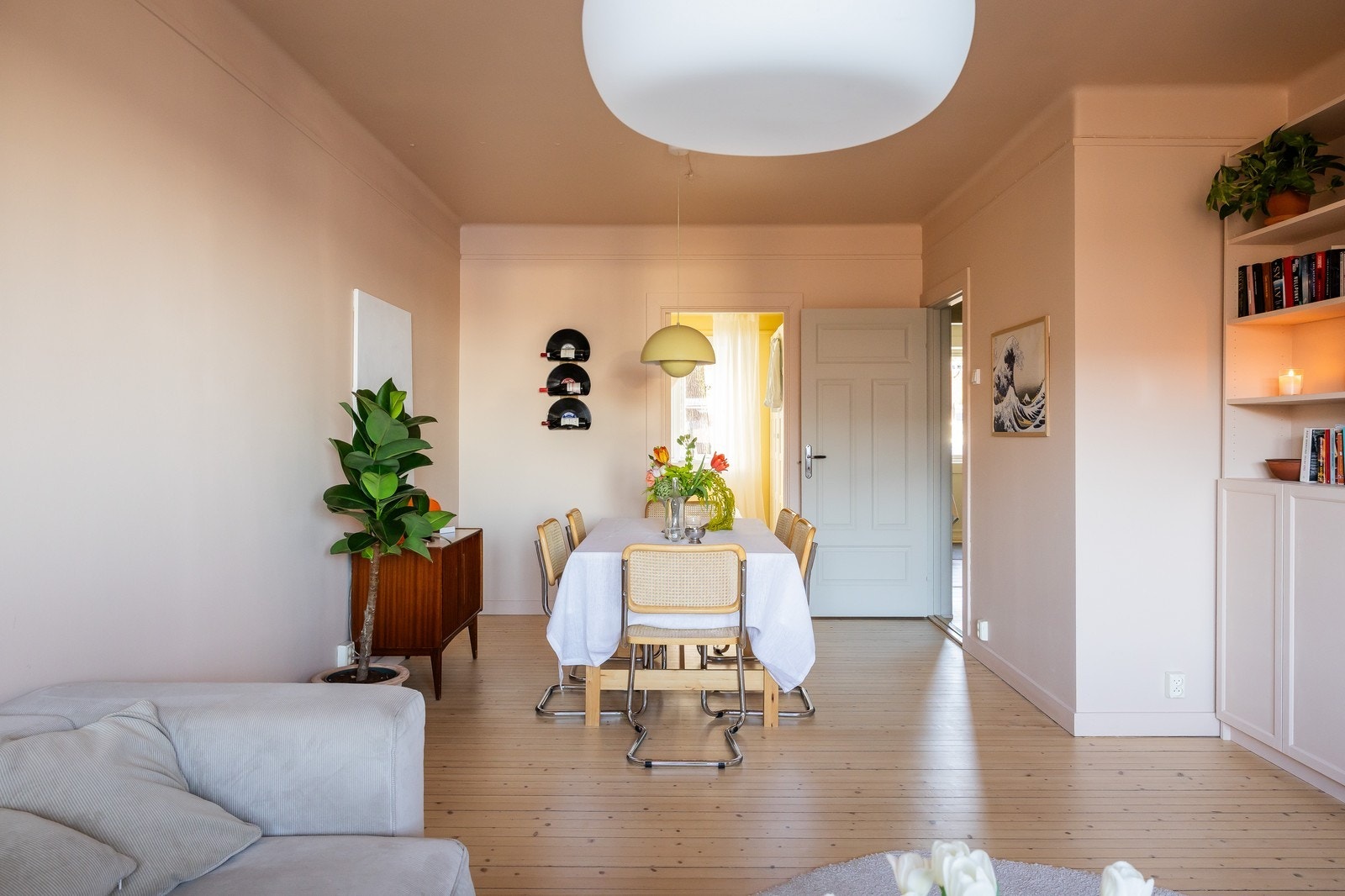 Lys og romslig stue med god plass til både sofagruppe og spisebord. Galleribilde