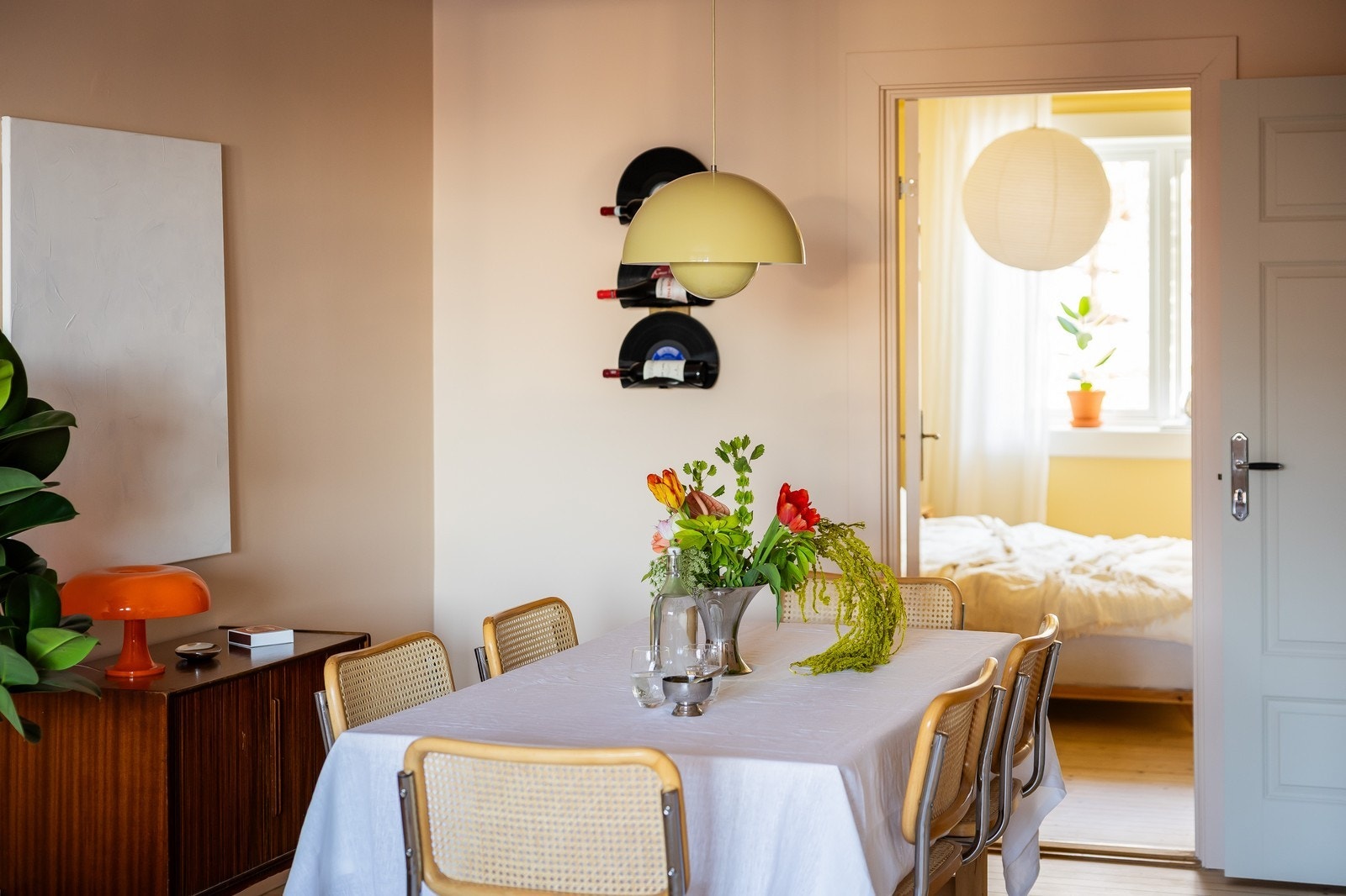 Romslig plass til spisegruppe – ideelt for hyggelige middager og sosiale sammenkomster. Galleribilde