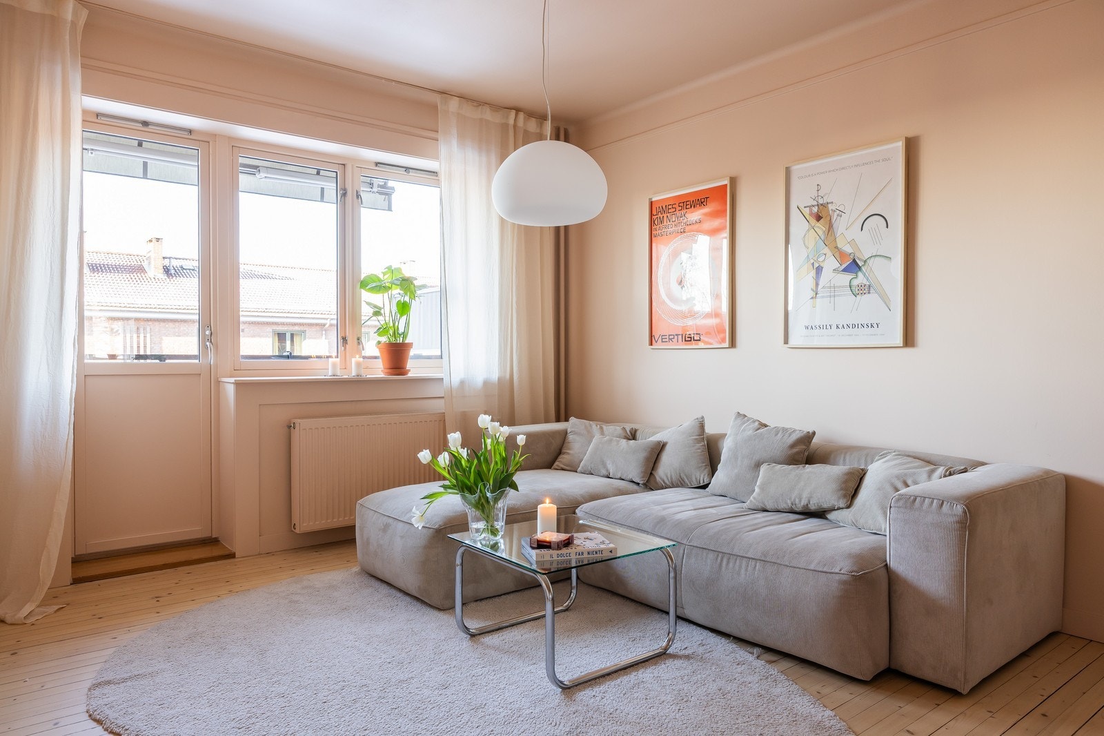 Stuen har store vindusflater som slipper inn rikelig med naturlig lys. Galleribilde