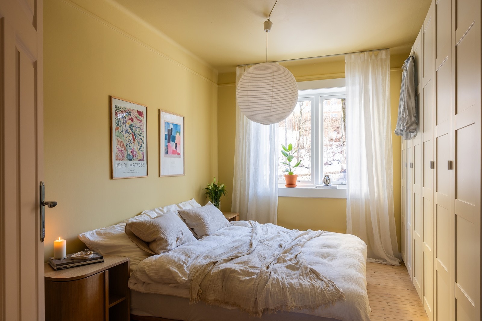 Romslig soverom med plass til dobbeltseng og garderobeløsning. Galleribilde