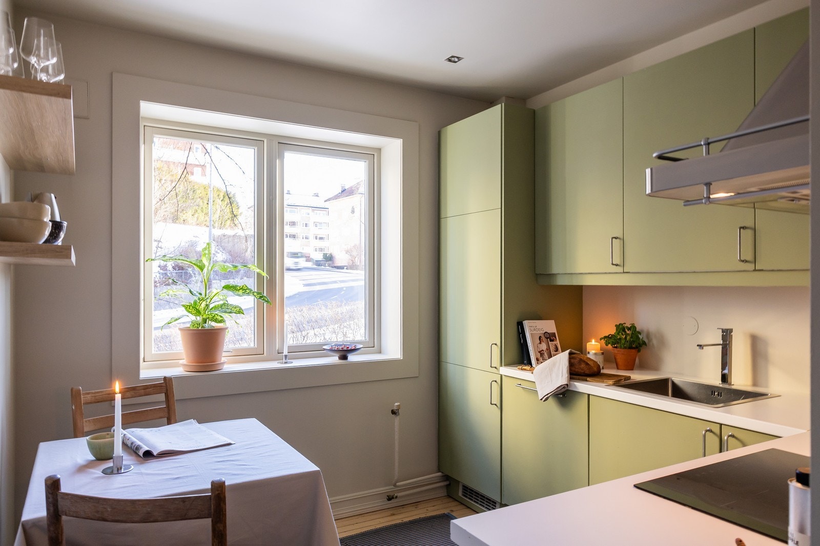 Store vinduer på kjøkkenet gir en lys og trivelig atmosfære. Galleribilde