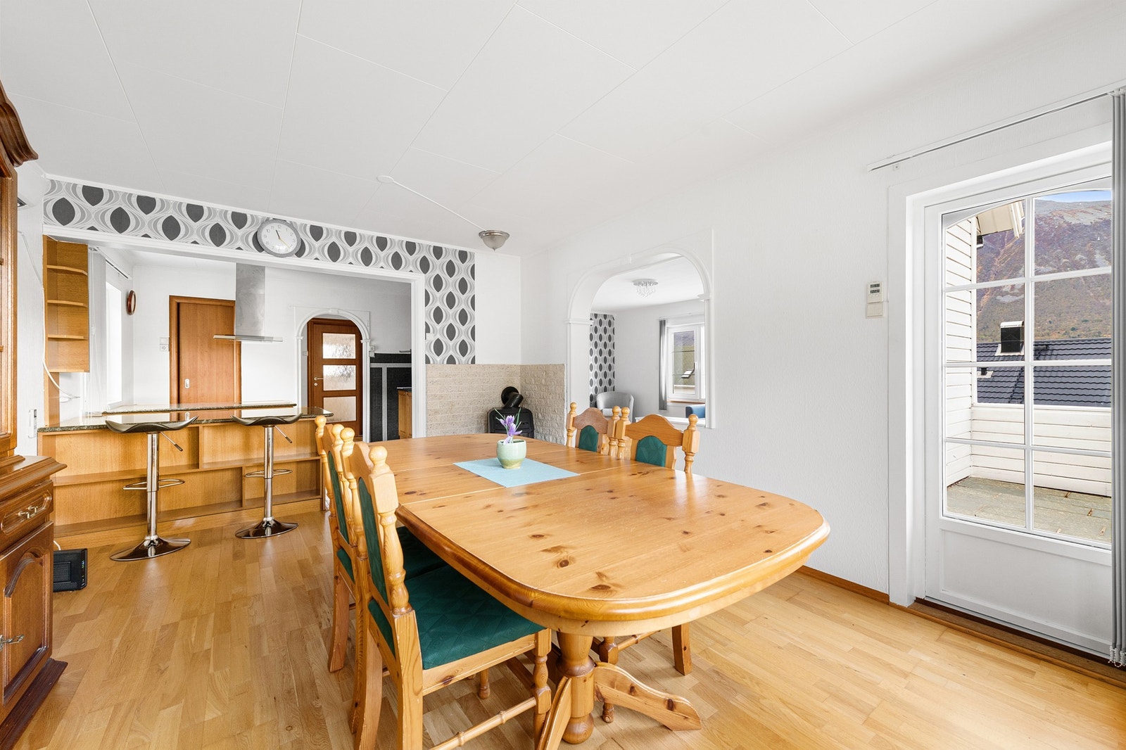 Fra spisestuen er det utgang til veranda på boligens sørside Galleribilde