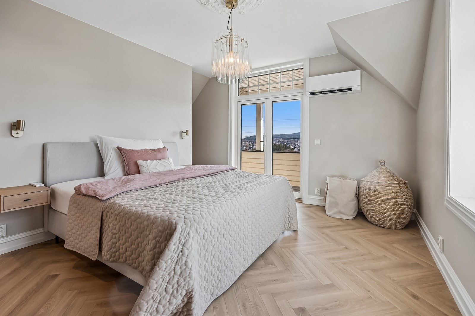 Hovedsoverom med walk-in-closet og direkte utgang til balkong Galleribilde