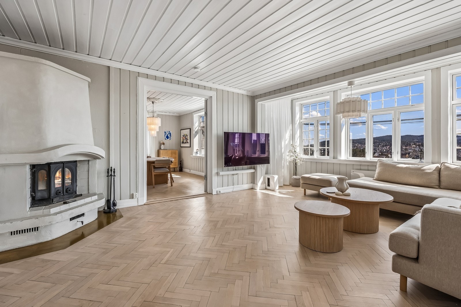 Lys og romslig stue med peis og direkte tilgang til spisestue Galleribilde