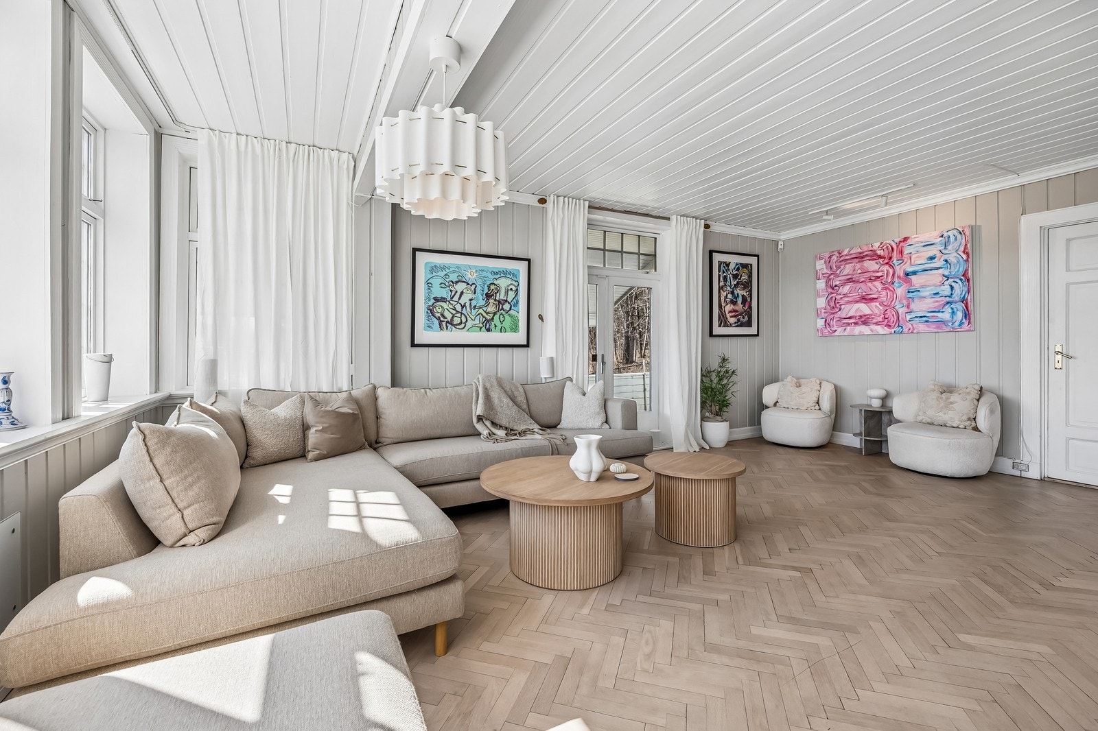 Romslig og lys stue med god plass til sofakrok - Direkte utgang til terrasse Galleribilde