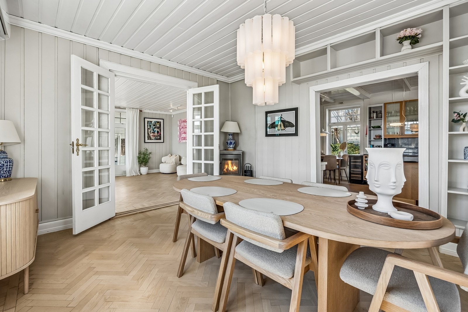 Lekker og innbydende spisestue med direkte inngang til kjøkken Galleribilde