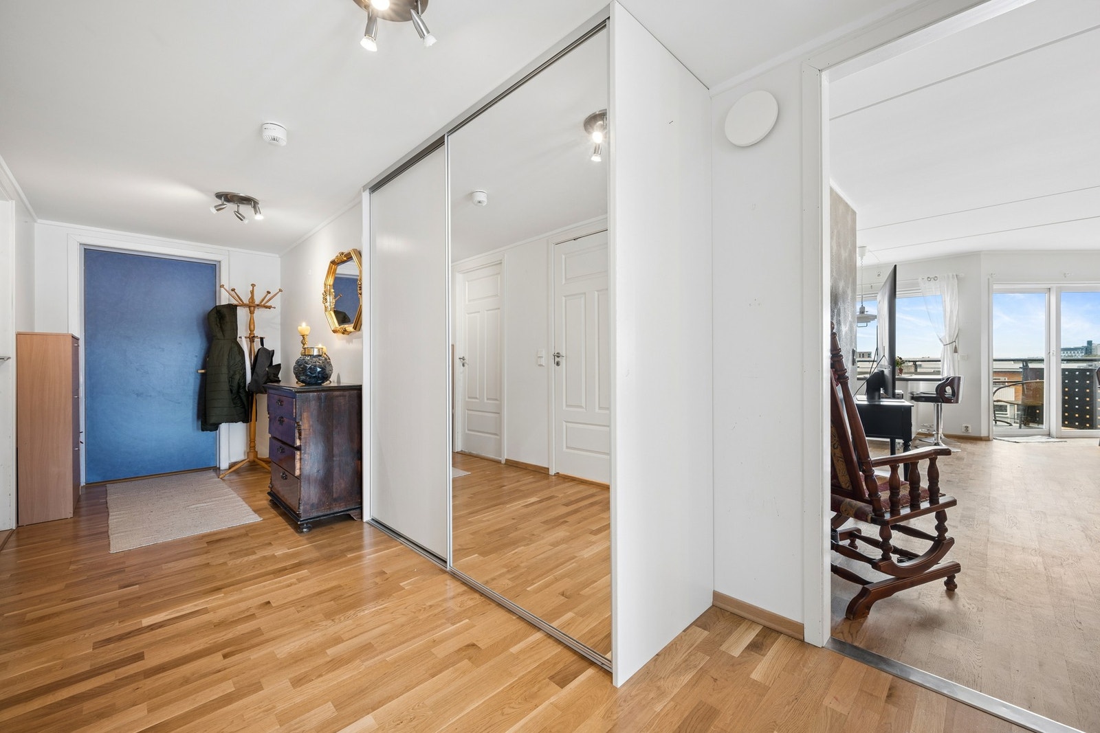 Gang - skyvedørsgarderobe med innebod bak. Galleribilde