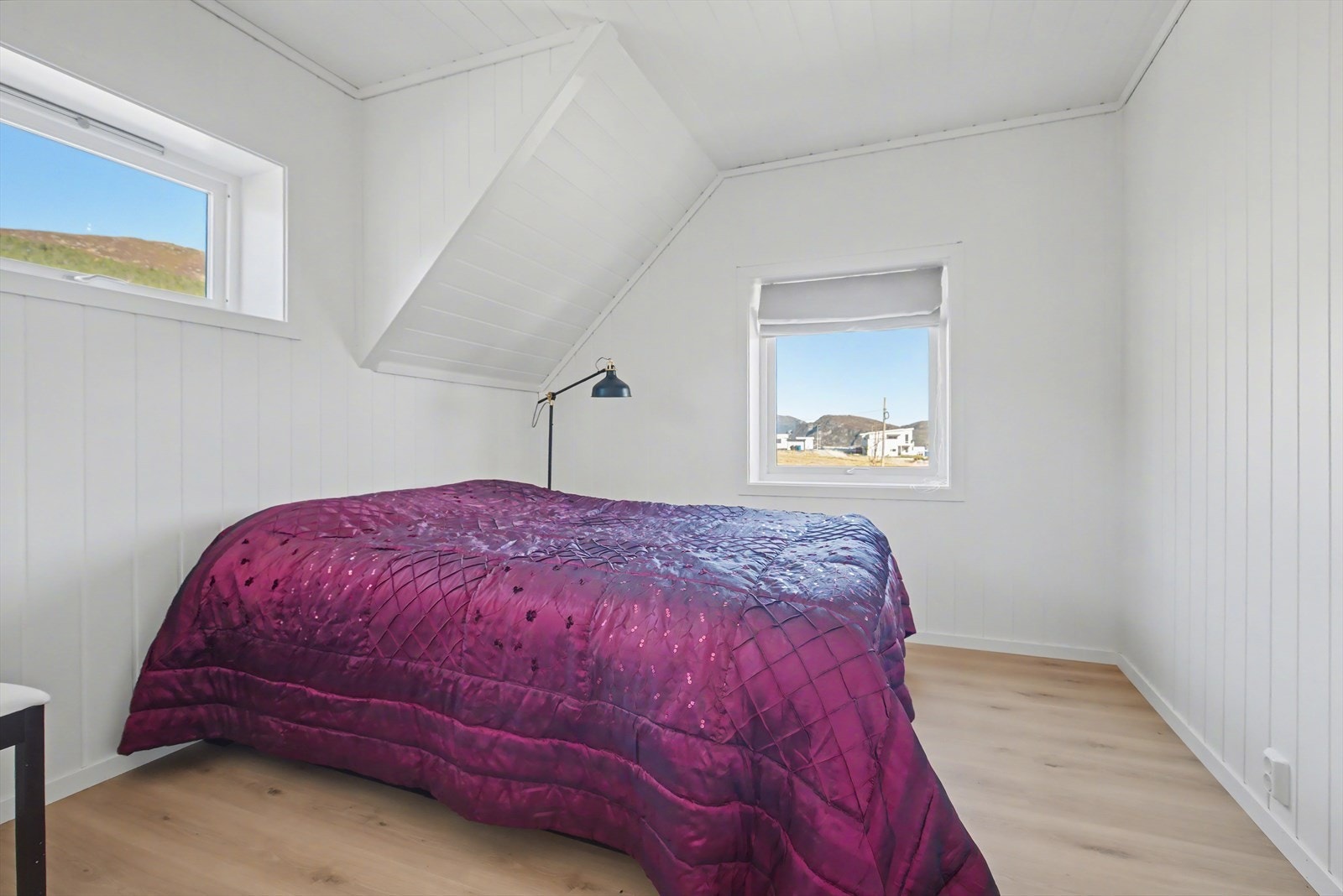 Plass for romslig seng og alle overflater er nyere Galleribilde