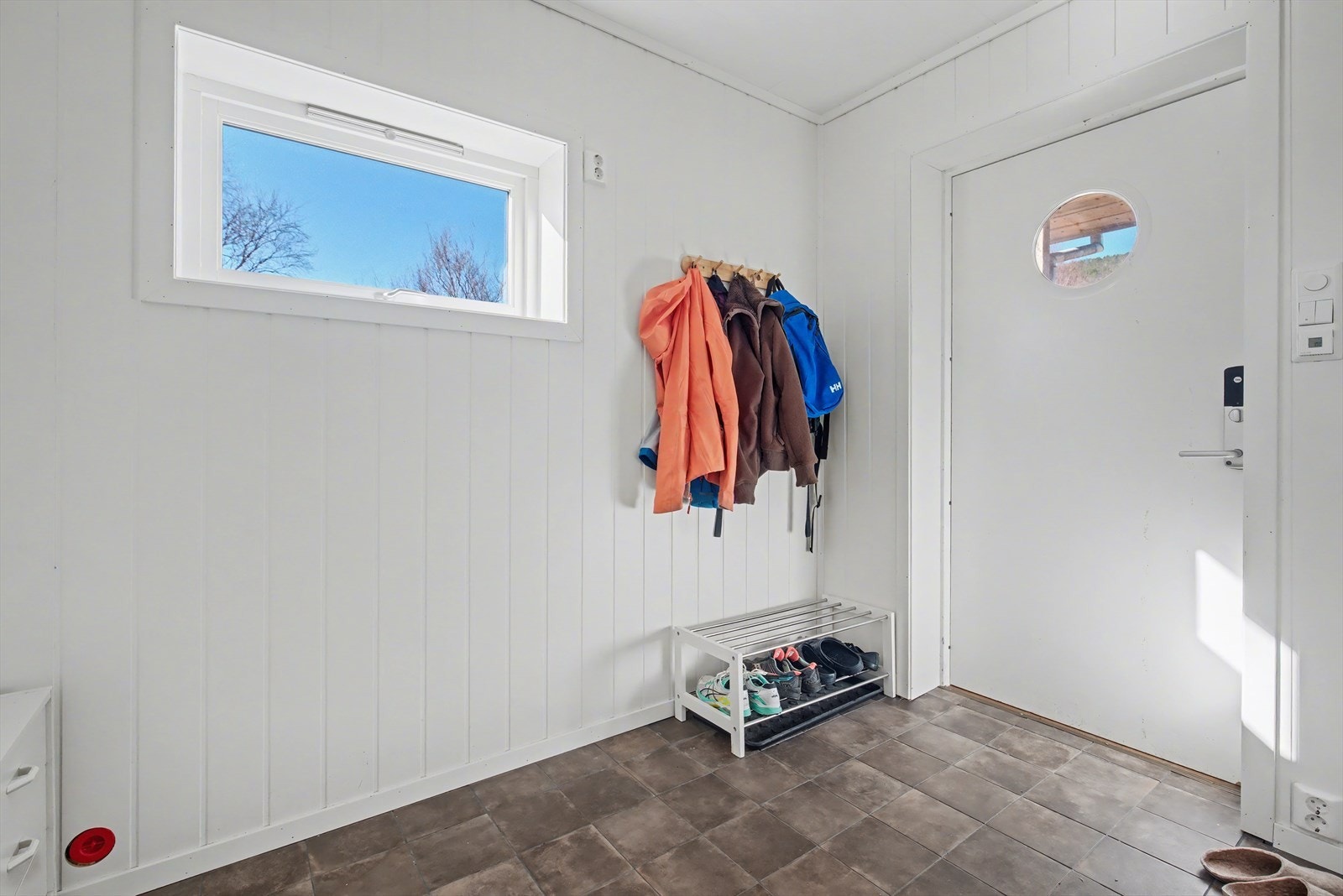 En pen entre med plass for oppbevaring Galleribilde