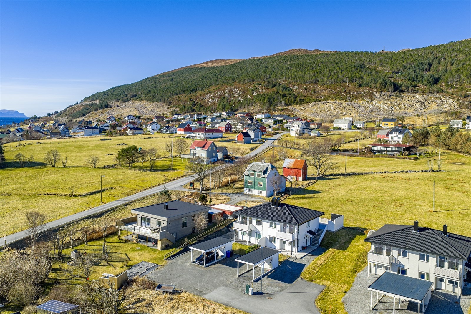 Det er ellers kort avstand til sjøen og fjellene på øya Galleribilde
