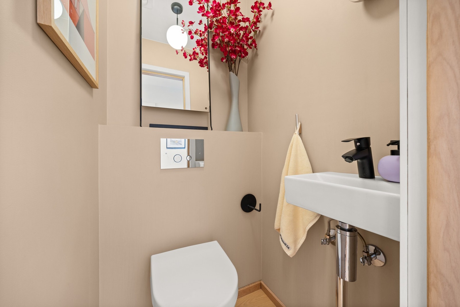 I tillegg til badet er det et praktisk gjestetoalett vegg i vegg med badet. Galleribilde