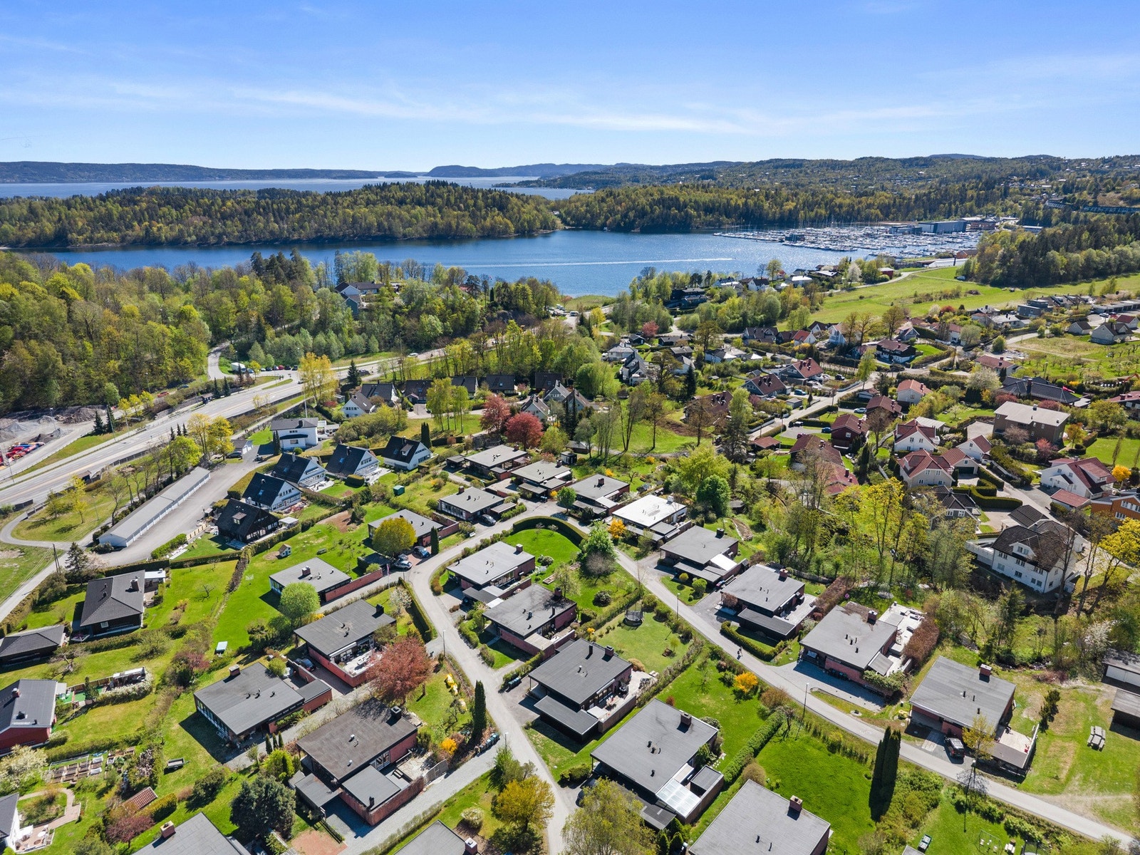 Her bor du med sjøen en liten rusletur unna. Her ligger dermed alt til rette for både morgenbad og kveldsbad. For den som er glad i båtliv er det mulighet for leie av båtplass i Leangbukta. Galleribilde